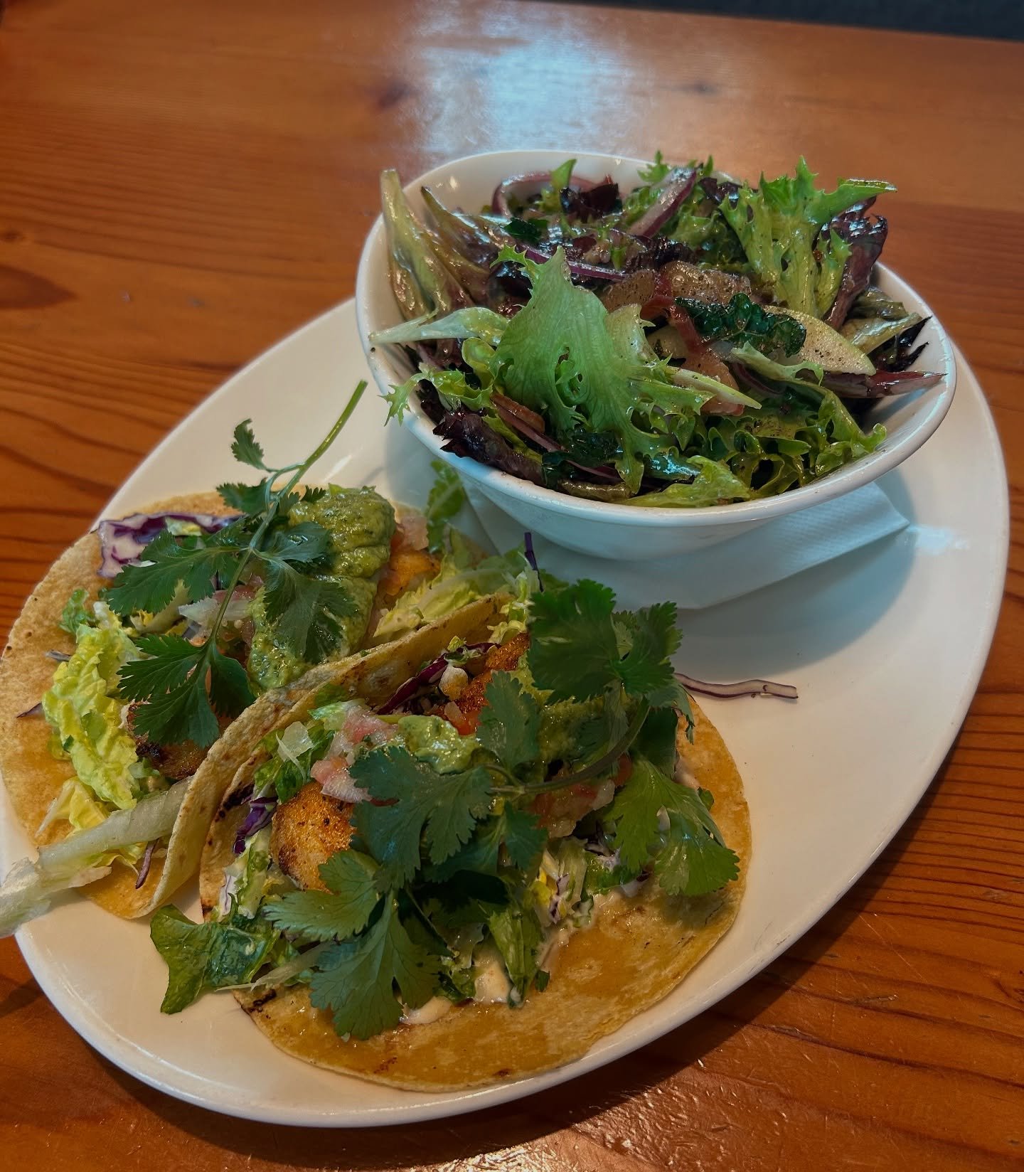 The. Perfect. Lunch. 🐟 🌮 🥗
CAJUN-SEARED FISH TACOS: Blackened fish tucked into warm, grilled tortillas with creamy jalapeño aioli, crunchy coleslaw, avocado-tomatillo salsa, and a bright avocado-lime verde. Finished with fresh cilantro. A