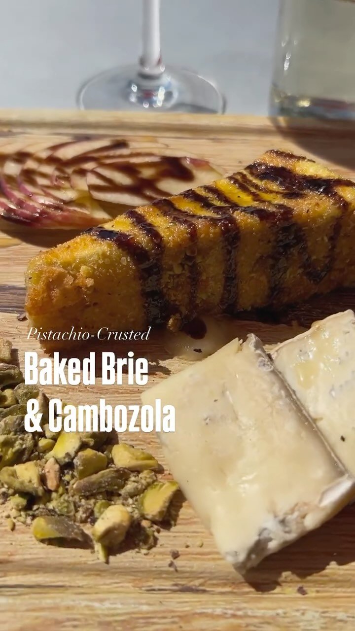 🧀 ✨ Golden, melty Brie. Flavorful Cambozola. Sweet fig spread, tart Fuji apples, a drizzle of balsamic & honey with buttery grilled rosemary bread. This board is built to impress.
Pair it with a crisp Sauvignon Blanc for a drier, more savory e