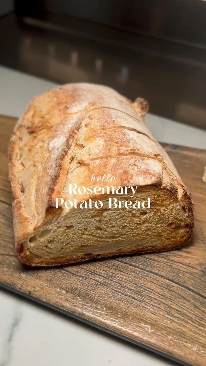 Celebrate #worldbreadday with our Rosemary Potato Bread with fig butter & chive butter, loved by so many. Baked by the masters at @grandcentralbakery 🥖🍞🧡
Drop a comment with your favorite butter (there is a right answer).
#bread #rosemarypot