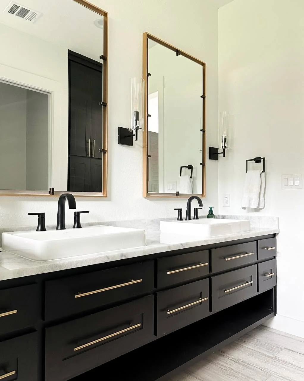 Who else loves black cabinets?!😍

kwsbuilders
KWS Builders, LLC