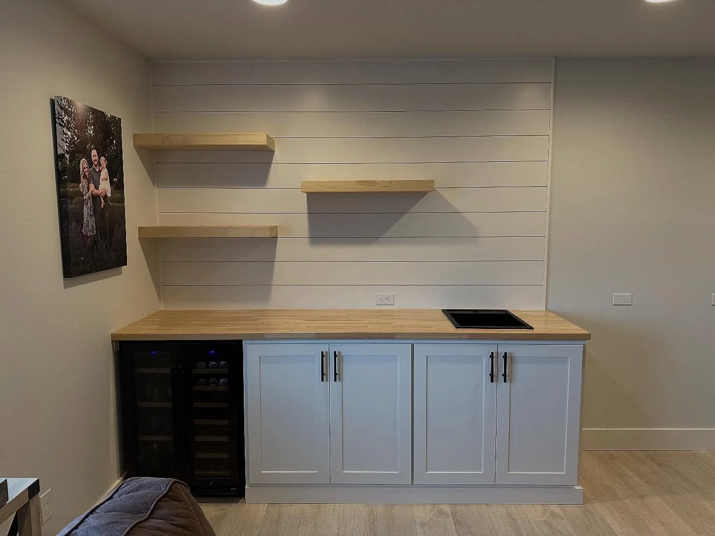 Got a blank wall&hellip;Why not put in a wet bar?! 
Check out this perfect addition to this theatre room. Movie nights will forever be on point with the perfect space for snacks, drinks and entertaining! 

#meridianidaho #cranecustoms #localcarpenter