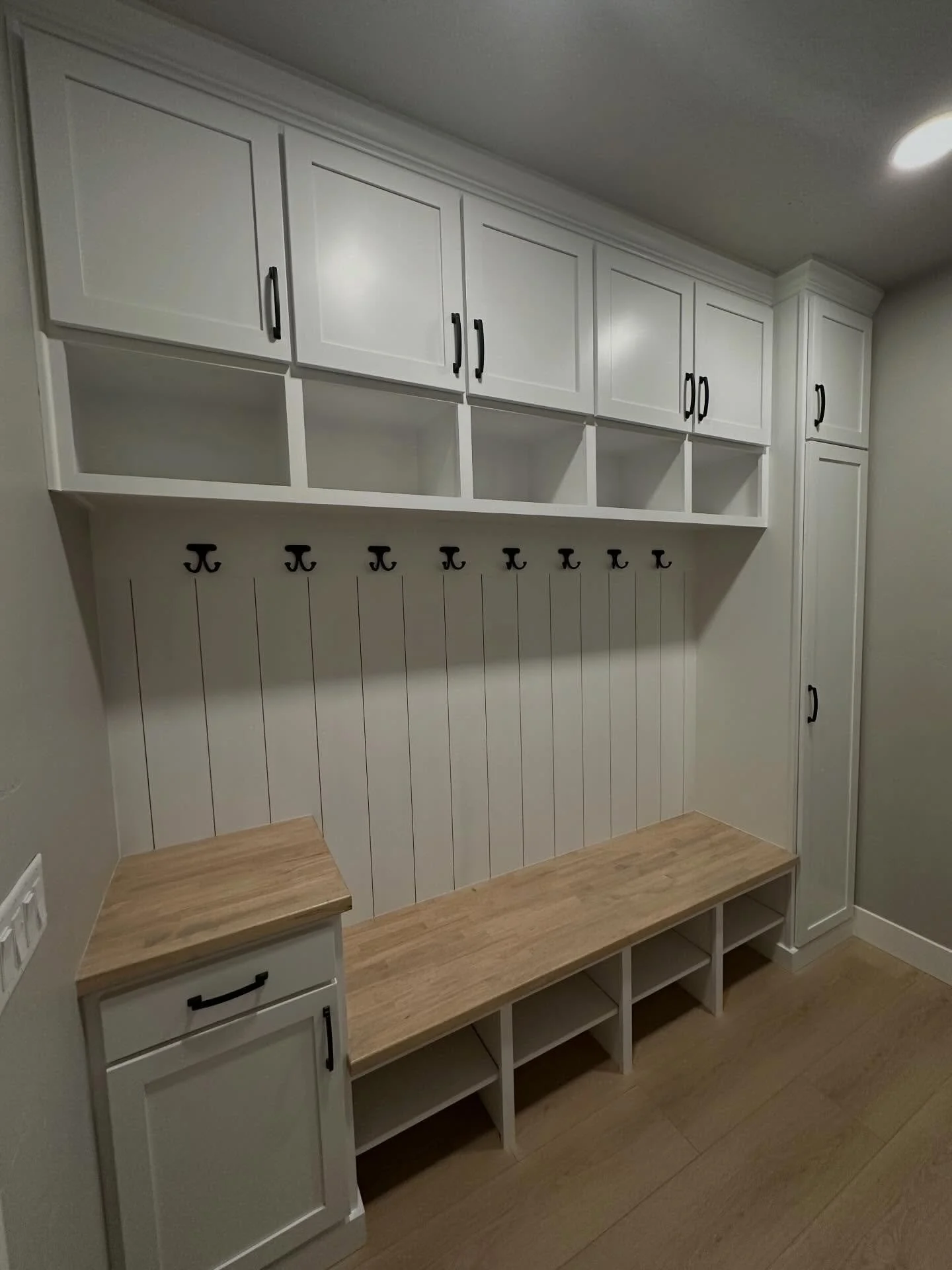 We LOVE mudrooms!! The amount of impact a custom built mudroom has for a busy family is priceless! Organization, storage, routine and tidiness all wrapped up in a stunning design that fits each of our client&rsquo;s unique needs &amp; wants!! 

#meri