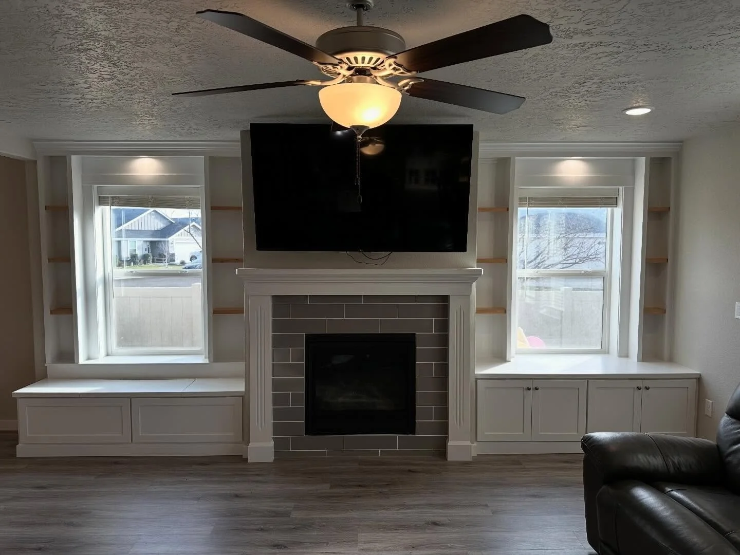 🍫💐This build is as sweet as your favorite Valentine&rsquo;s Day candy!! 🍫💐
Check out this stunning fireplace build that has not only has beautiful storage but the perfect reading nook bench seat!!! 
#meridianidaho #cranecustoms #localcarpenter 
#