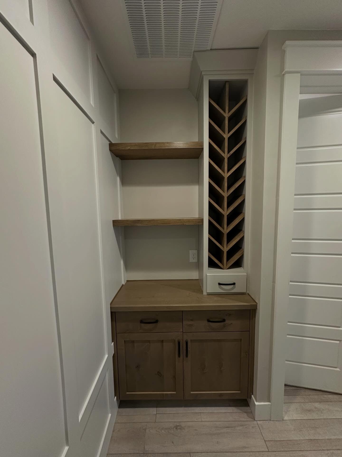 Small space&hellip; BIG impact!
Check out this 100% custom built dry bar, complete with an incredibly beautiful statement wine rack and natural wood shelves!! 

#meridianidaho #cranecustoms #localcarpenter 
#finishcarpenter #custombuiltins treasureva