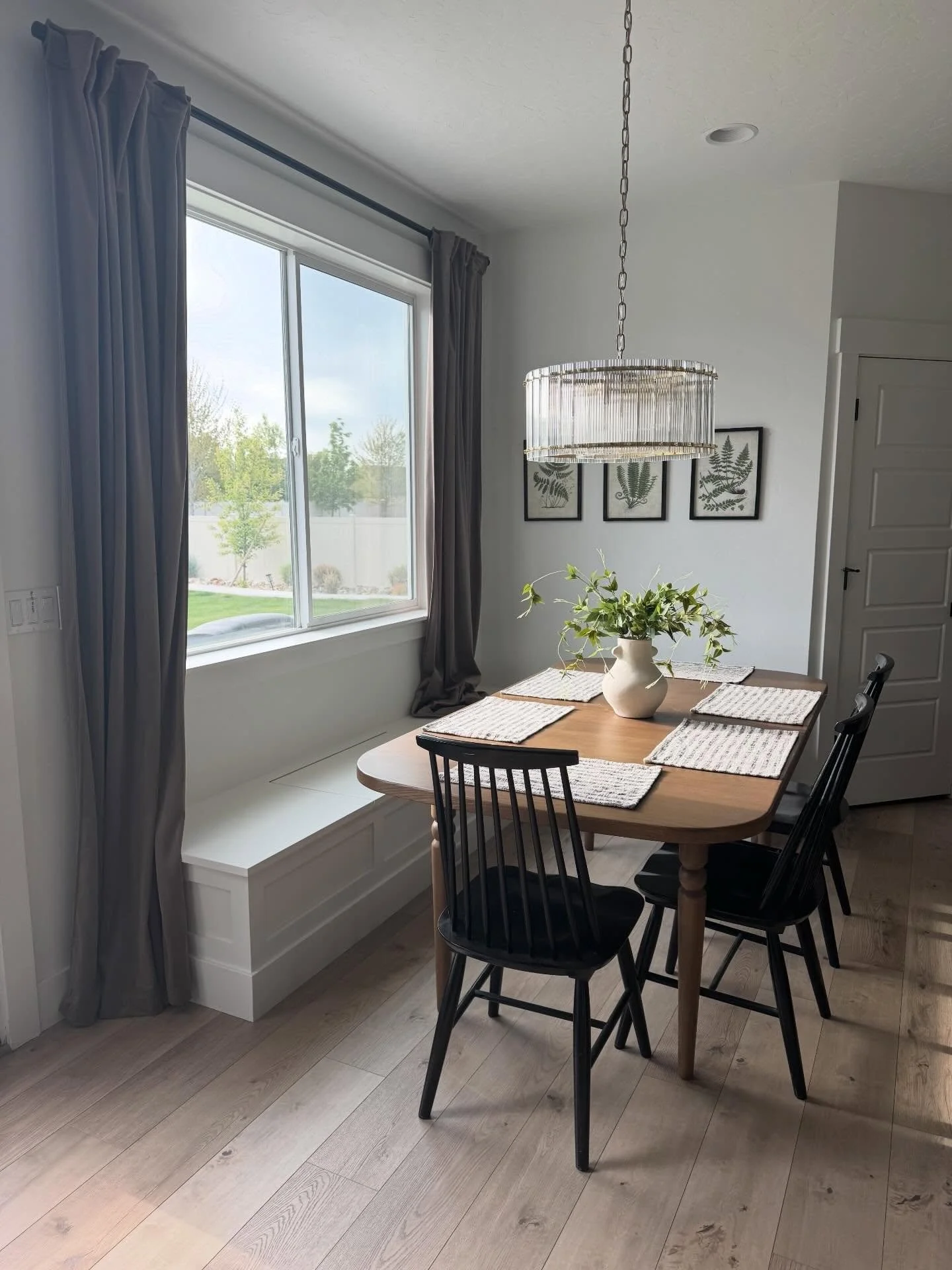 Perfect seating does exist! 
Check out this dining room bench build out!! She&rsquo;s not only a beautiful addition but provides a ton of seating and storage!! Plus the cutest little puppy feeding station!! 

#meridianidaho #cranecustoms #localcarpen