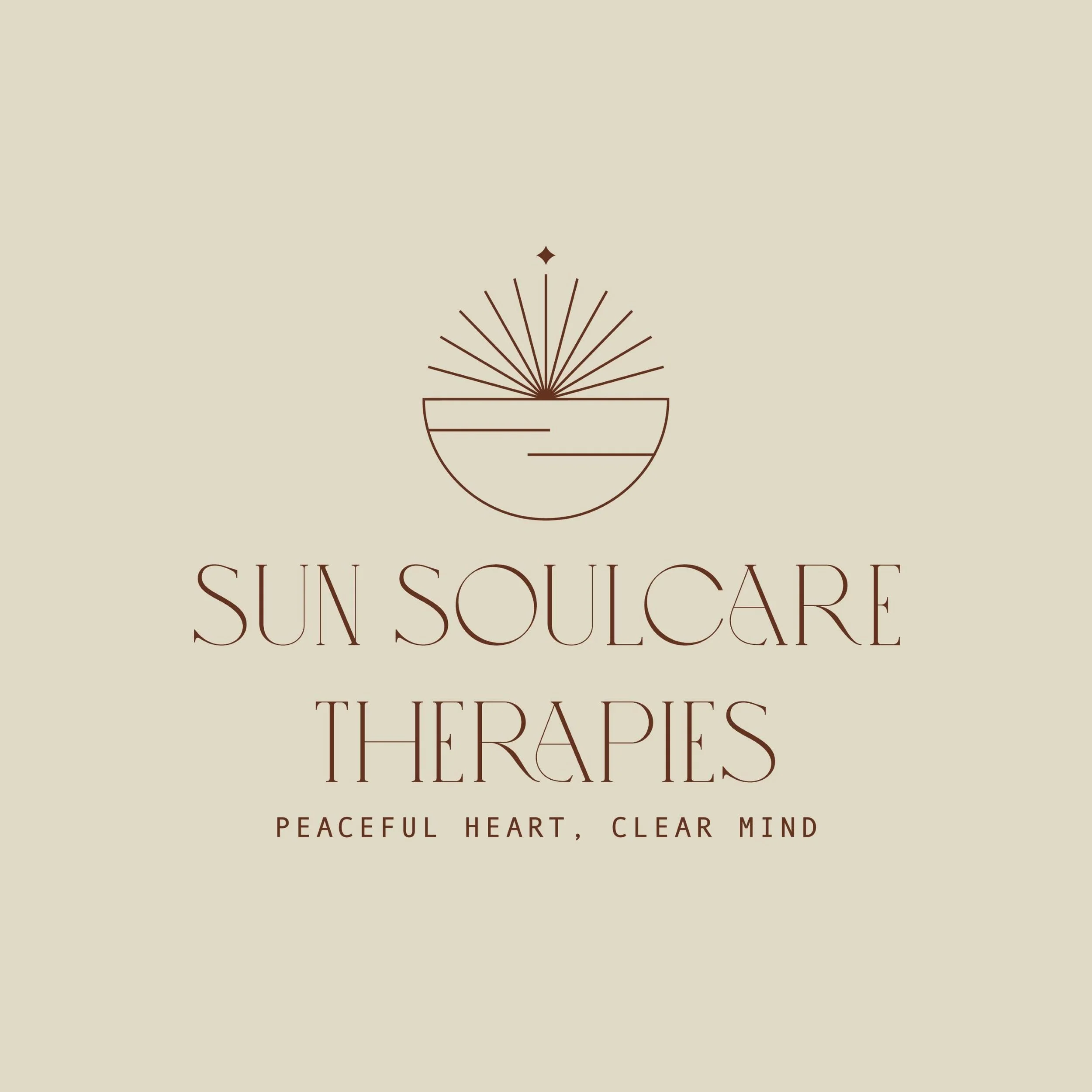 Logo avec un dessin de soleil et texte 'Sun Soulcare Therapies' et slogan 'Peaceful heart, clear mind' sur fond beige.