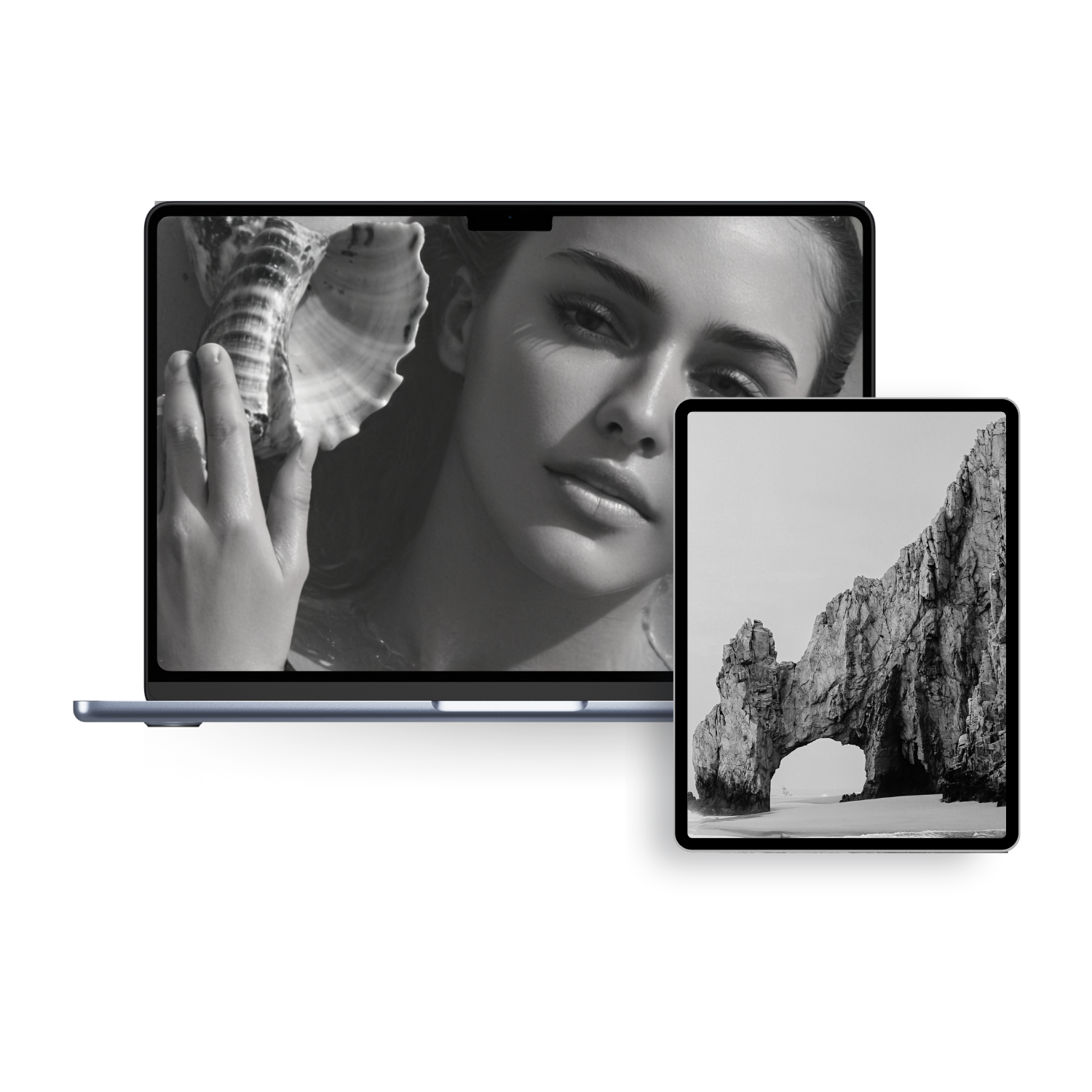 La photo montre un ordinateur portable affichant un portrait en noir et blanc d'une femme avec un coquillage, et une tablette présentant une formation rocheuse avec un arch en noir et blanc.