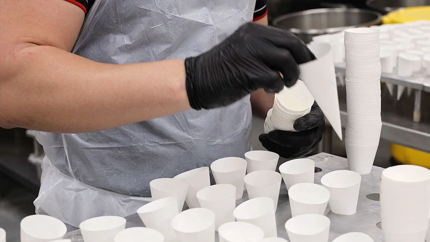 Proceso artesanal de capuchinos en forma de cono