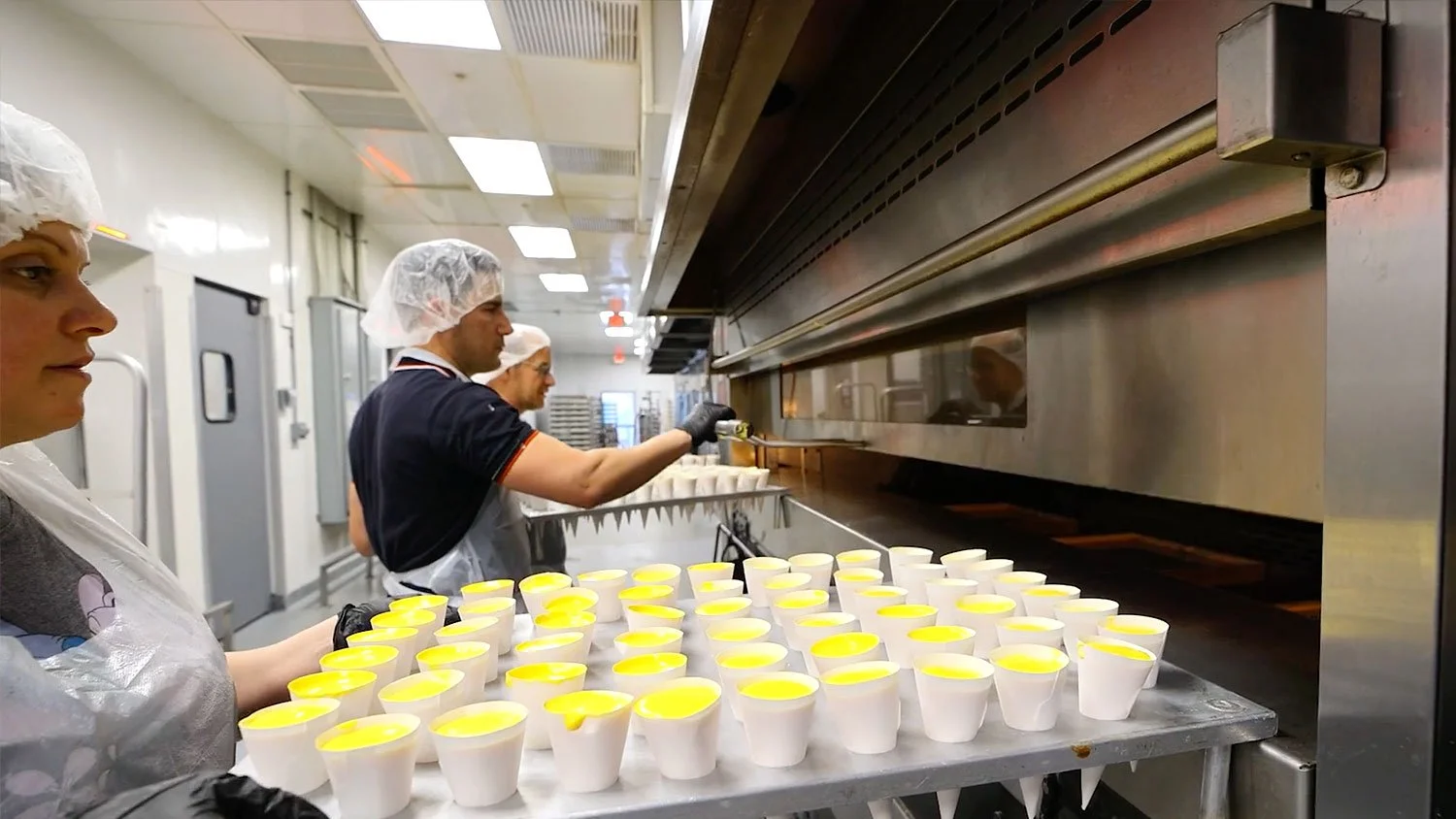 Panadero especializado preparando capuchinos cubanos