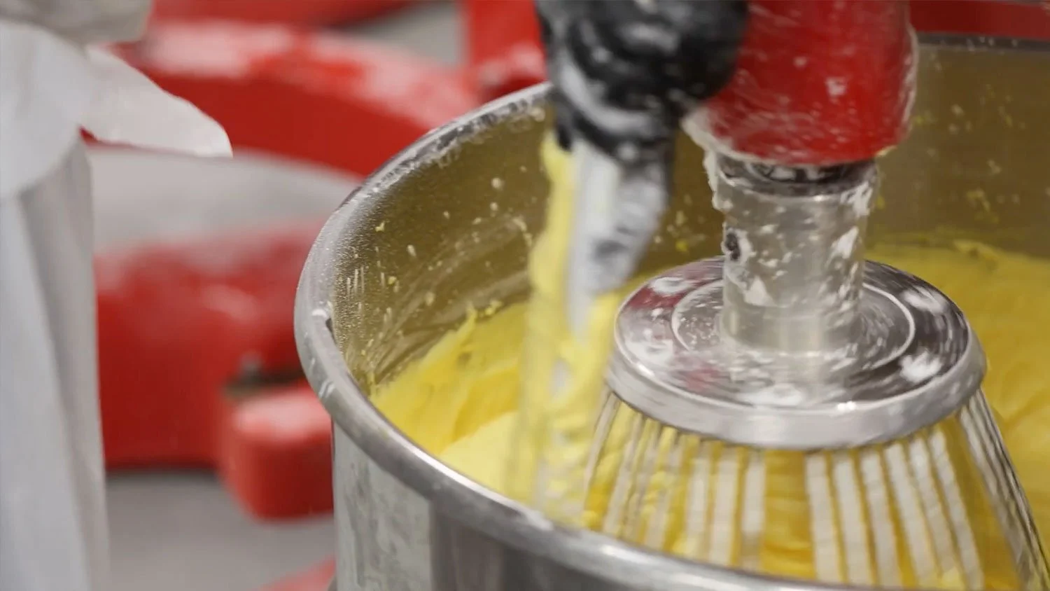 Masa de capuchinos cubanos siendo batida en fábrica en Miami