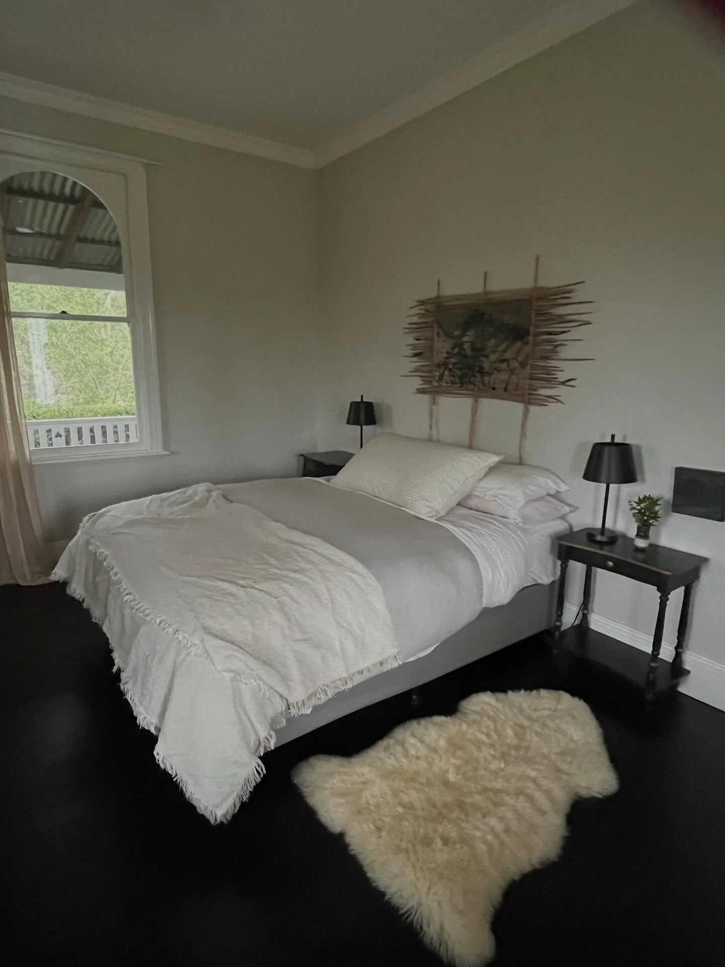 Early morning light in the main bedroom and ensuite as the mist rolls over the hills. Waking up to softness and another gentle day. 
@historicstays 
@bluemtns_explore 
@kurrajongnsw