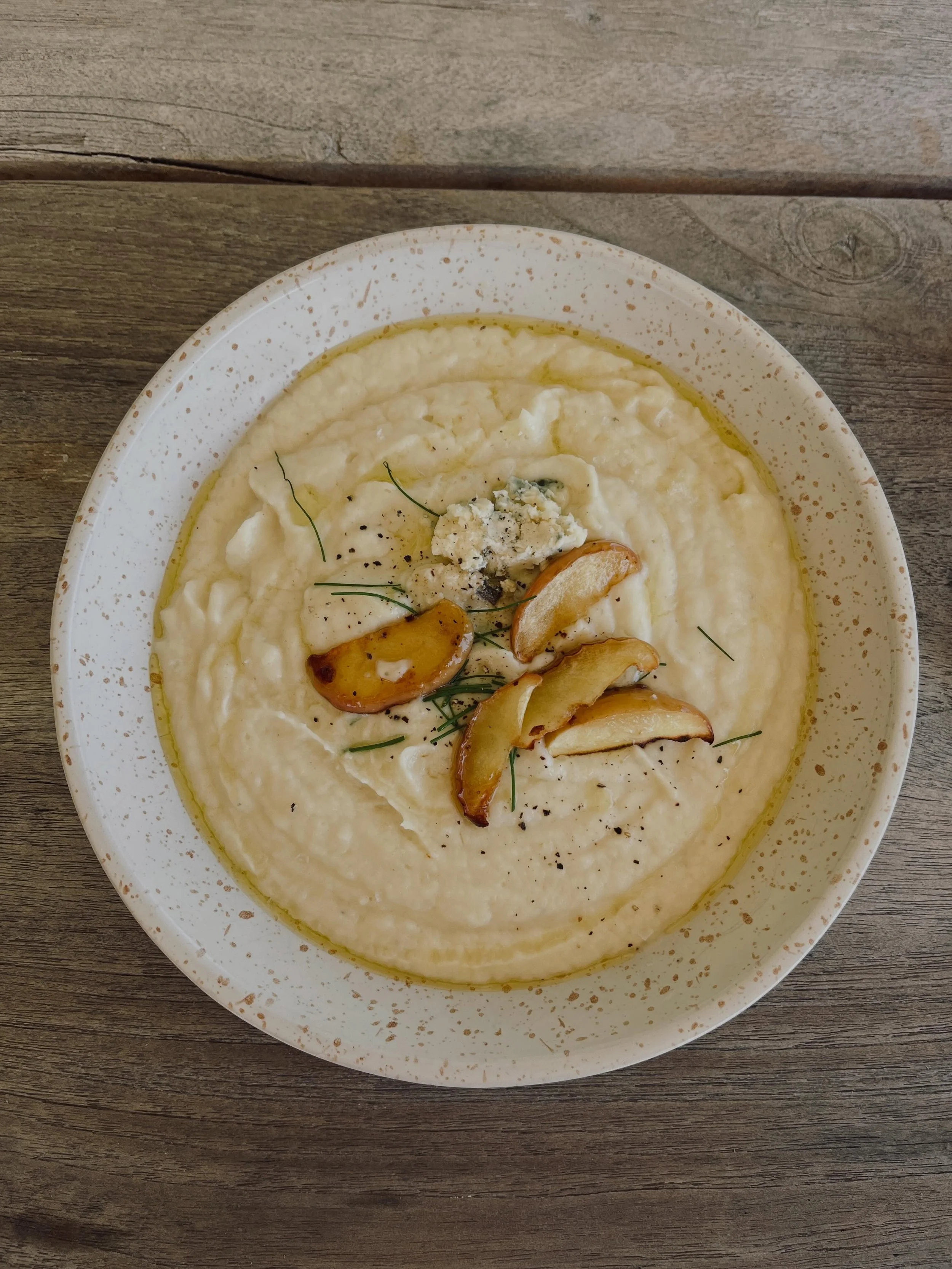 Lunch at the farm. 
Cauliflower and fennel soup topped with creamy gorgonzola and toffee apple. 🍏 

#lunchatthefarm 
@hawkesburybluemountainslithgow 
@kurrajongnsw 
@destination_nsw
@gourmettraveller