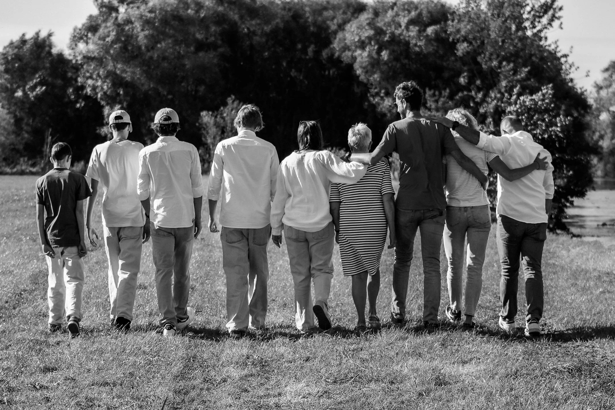 Familiefotograaf Deinze – warme gezinsfotoshoot met jonge kinderen in de tuin