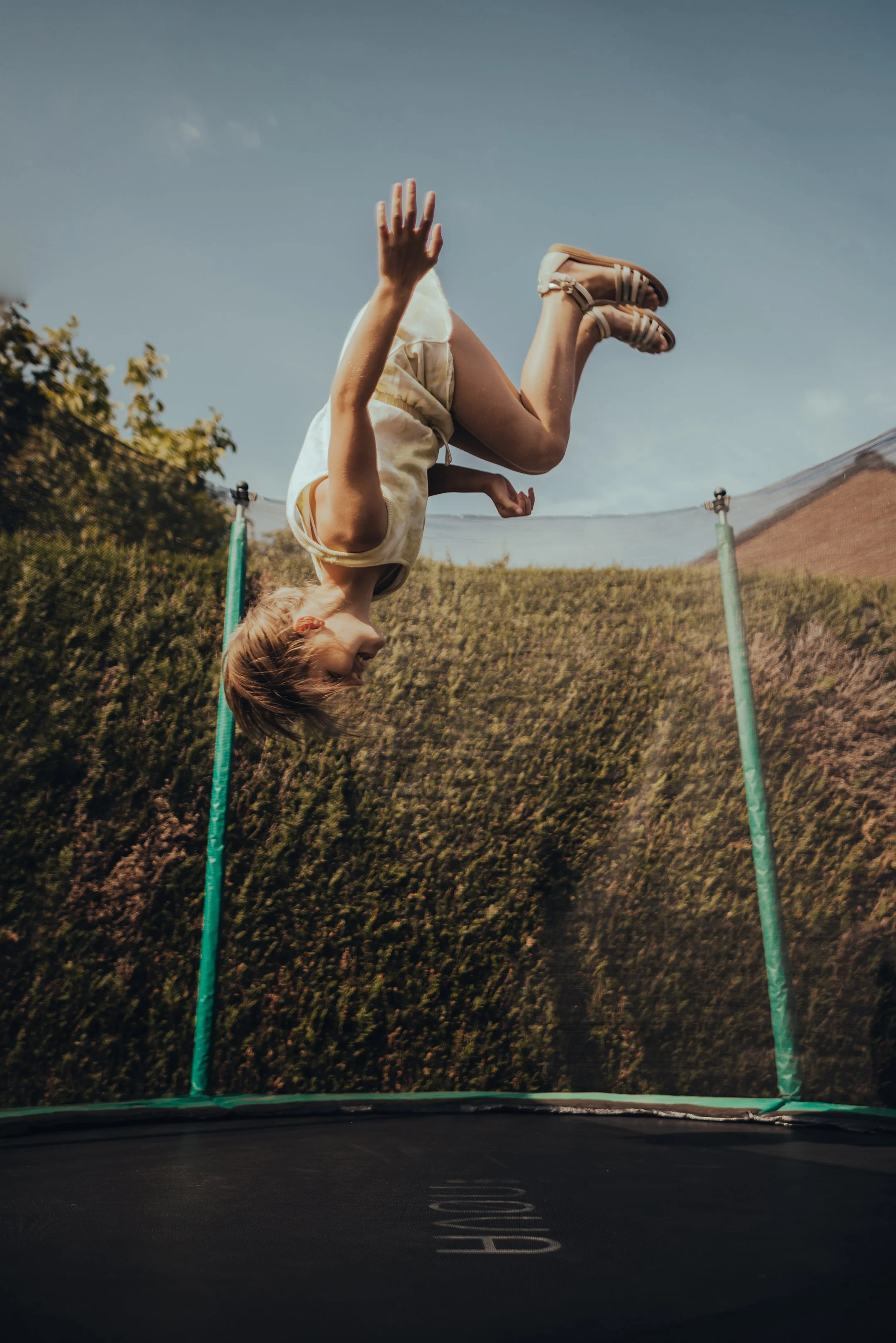 Professionele communiefoto in bos met kind in elegante outfit West-Vlaanderen janox