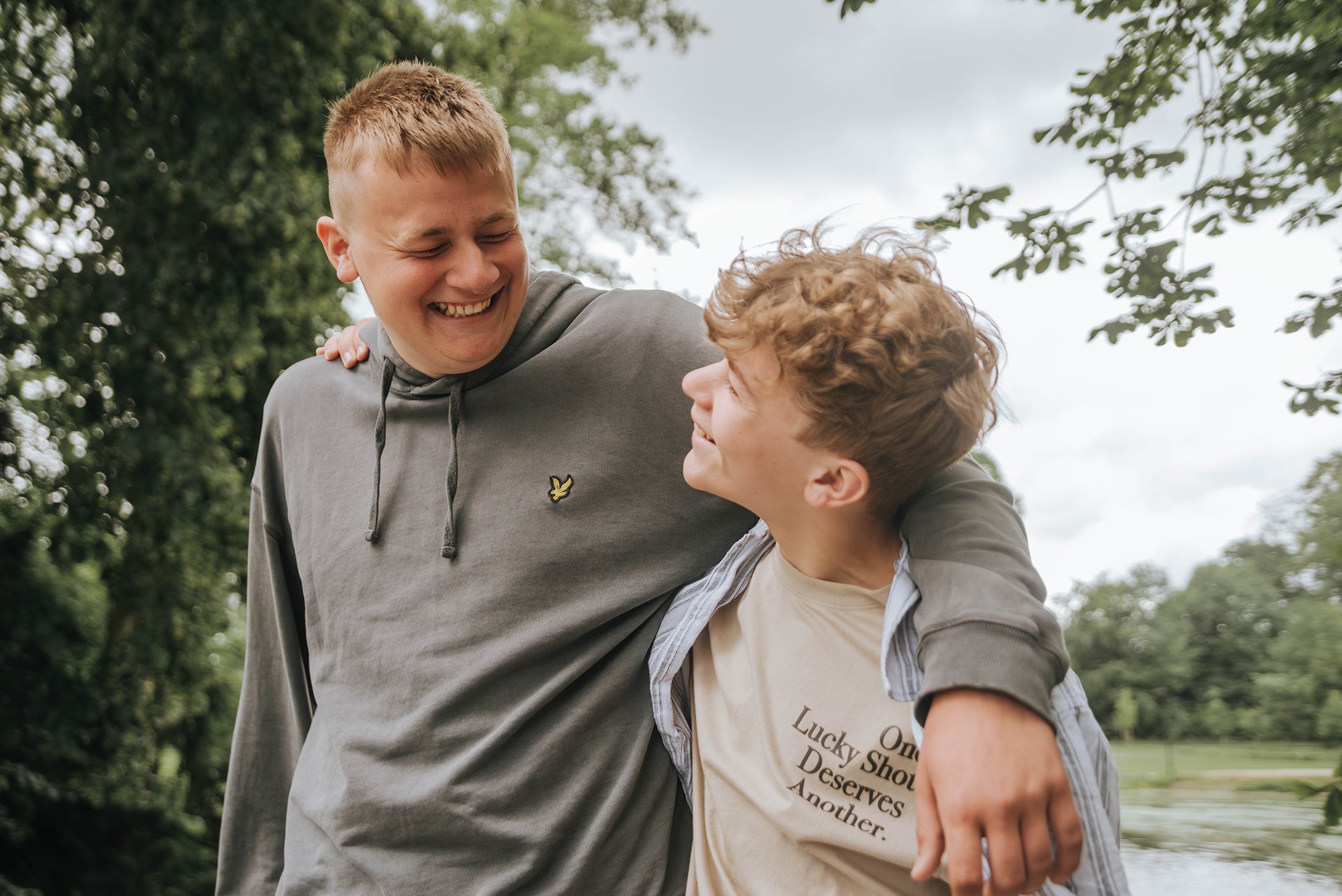 Familiefotograaf West-Vlaanderen, Oost-Vlaanderen, Vlaams-Brabant – gezinsfotoshoot met jonge kinderen in de natuur
