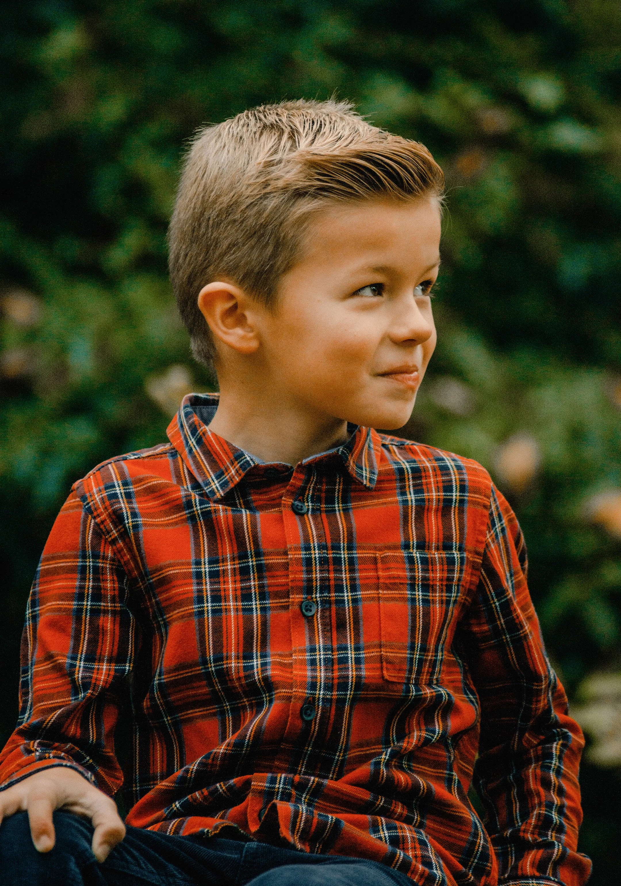 Kind poseert voor communiefoto in groen bos in West-Vlaanderen met zachte belichting  byjanox jano 