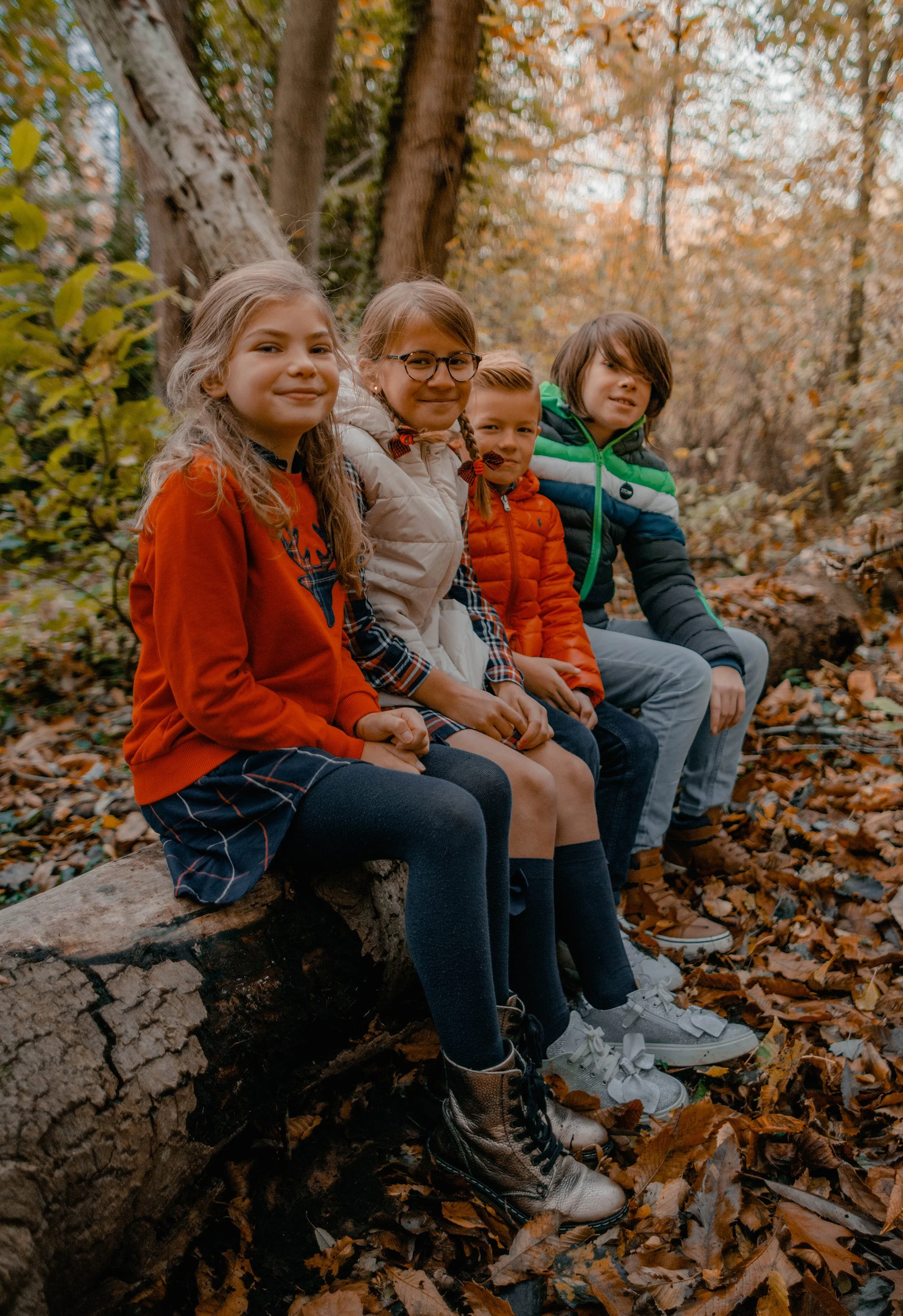 Dromerige communiefotografie kind in bos met natuurlijk licht in West-Vlaanderen byjanox jano 