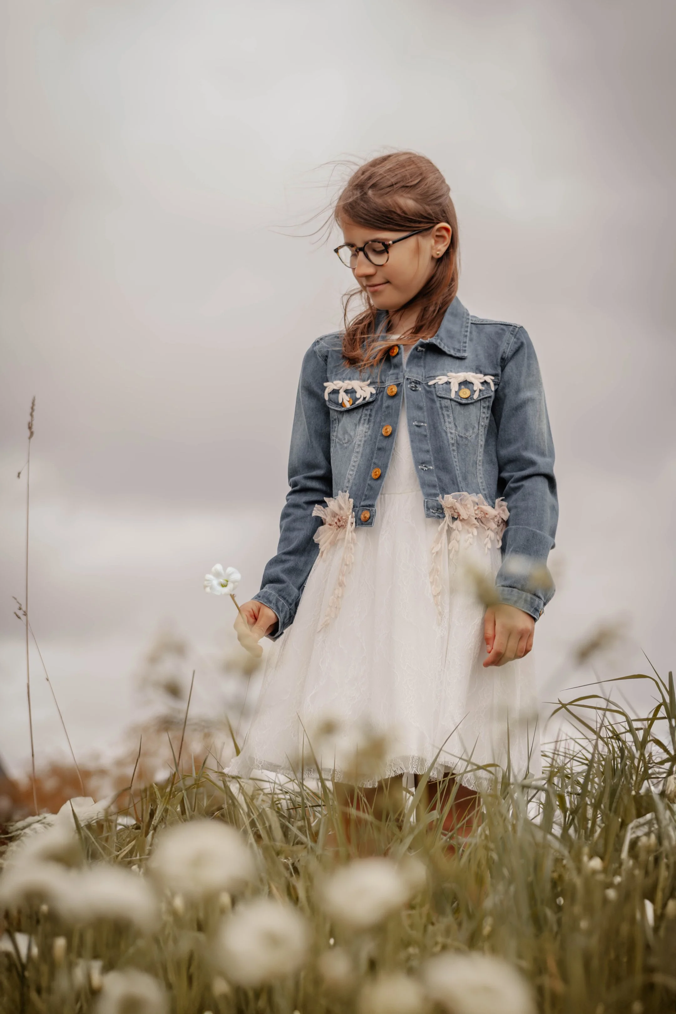 Communiefotograaf Deinze – warme eerste communie foto van een meisje in witte jurk