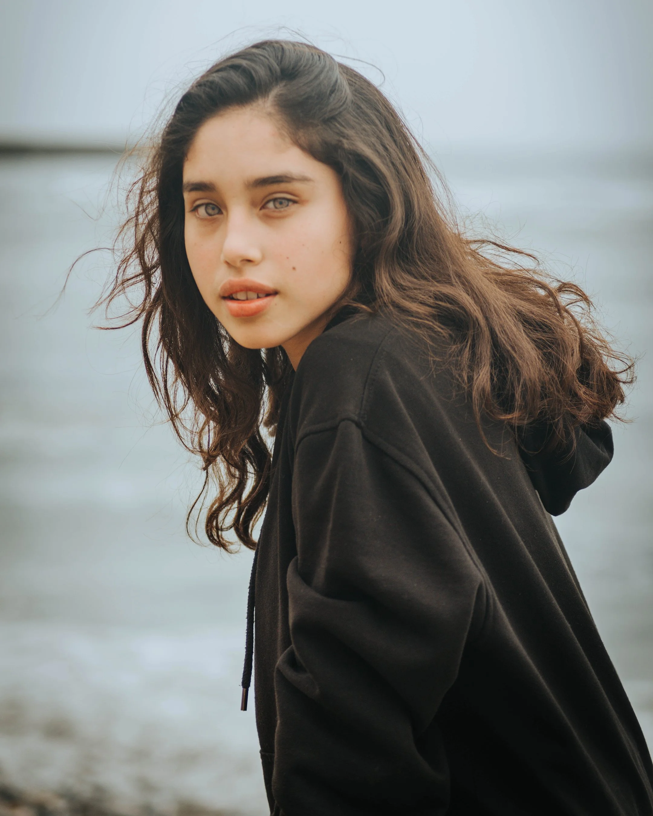 Communieshoot kind tussen bomen in West-Vlaanderen met warme stijl byjanox fotografie