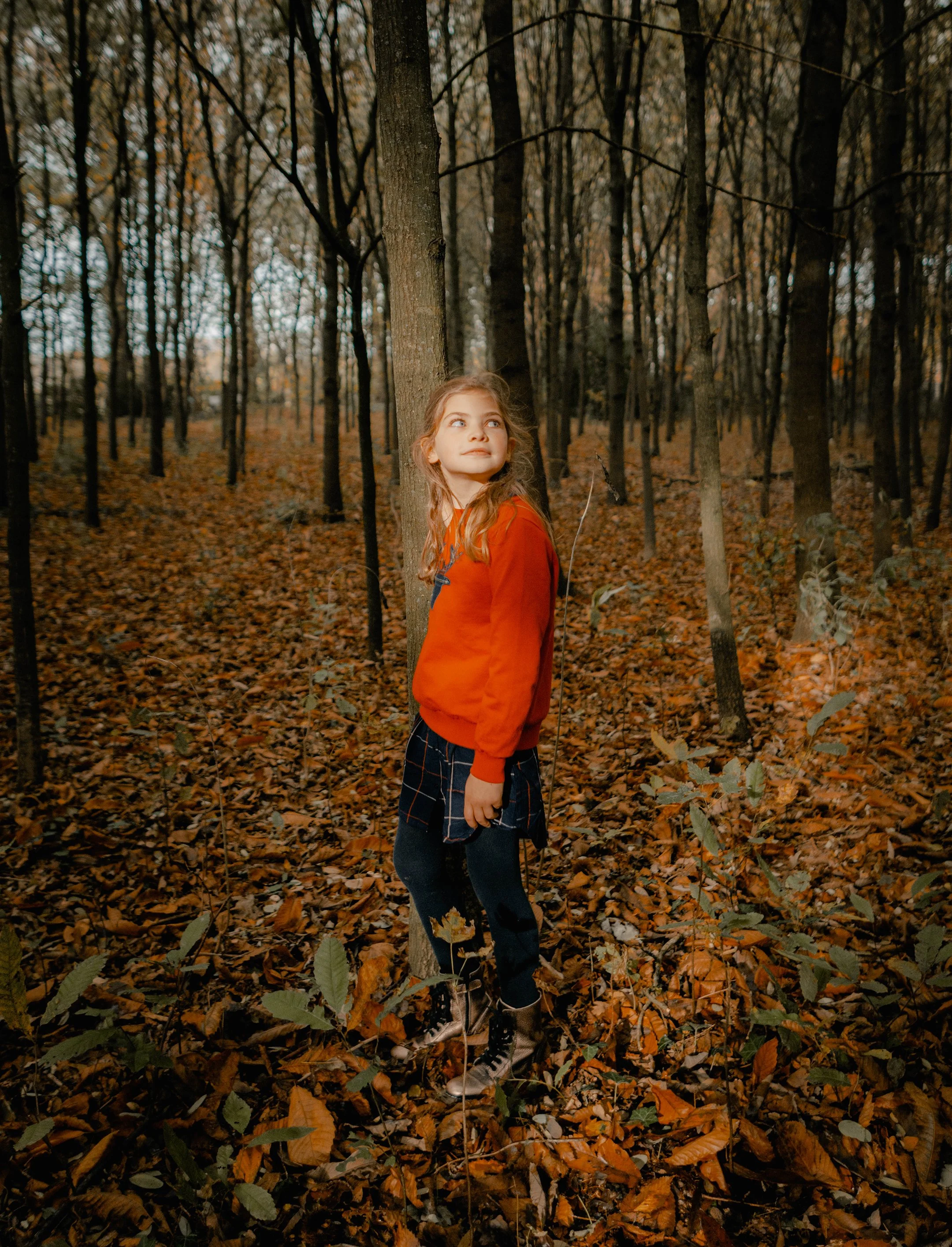 Tijdloze communiefoto kind in bosomgeving West-Vlaanderen met zachte kleuren byjanox jano 