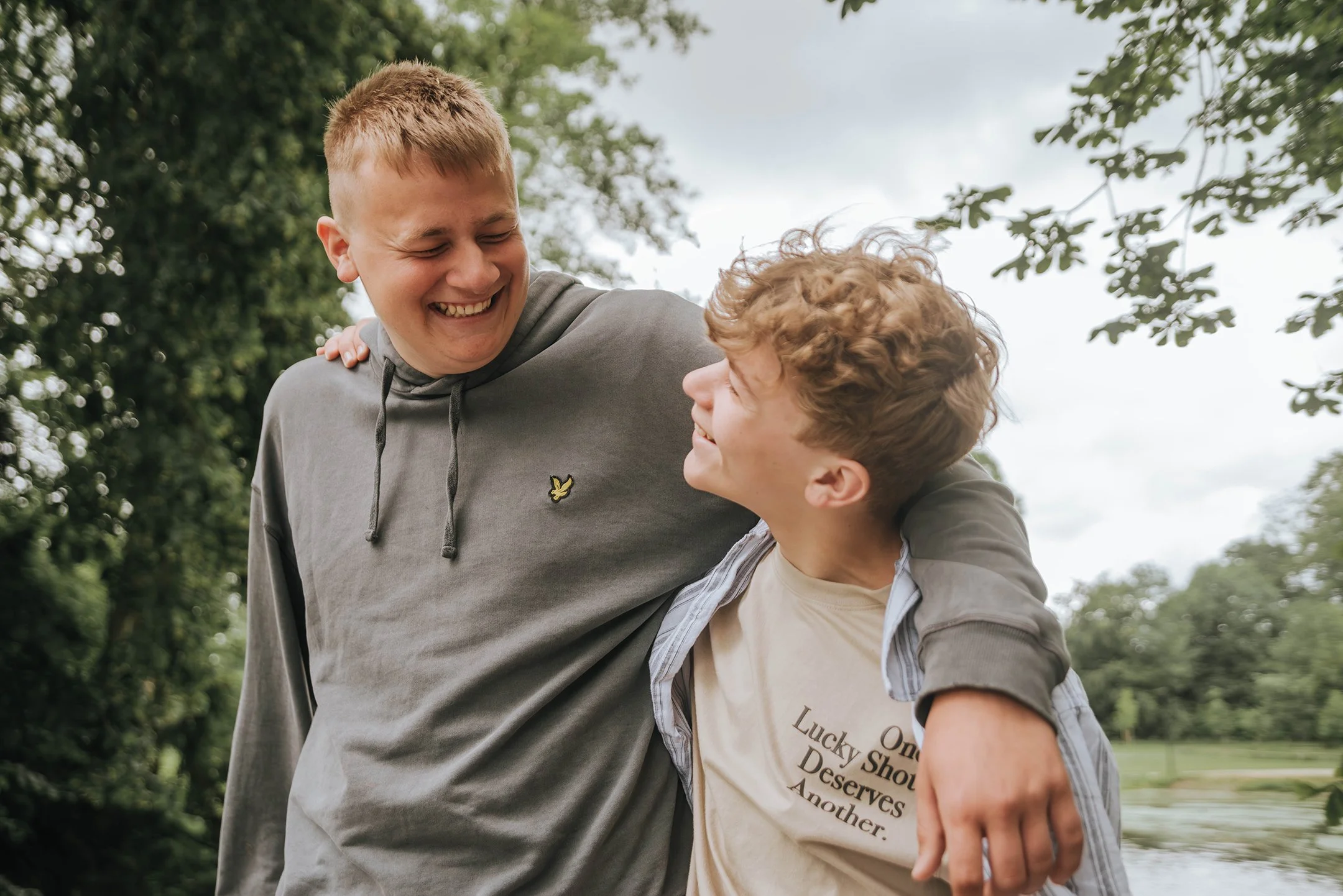 Kinderfotografie Deinze – warme gezinsfotoshoots met broers en zusjes byjanox jano 