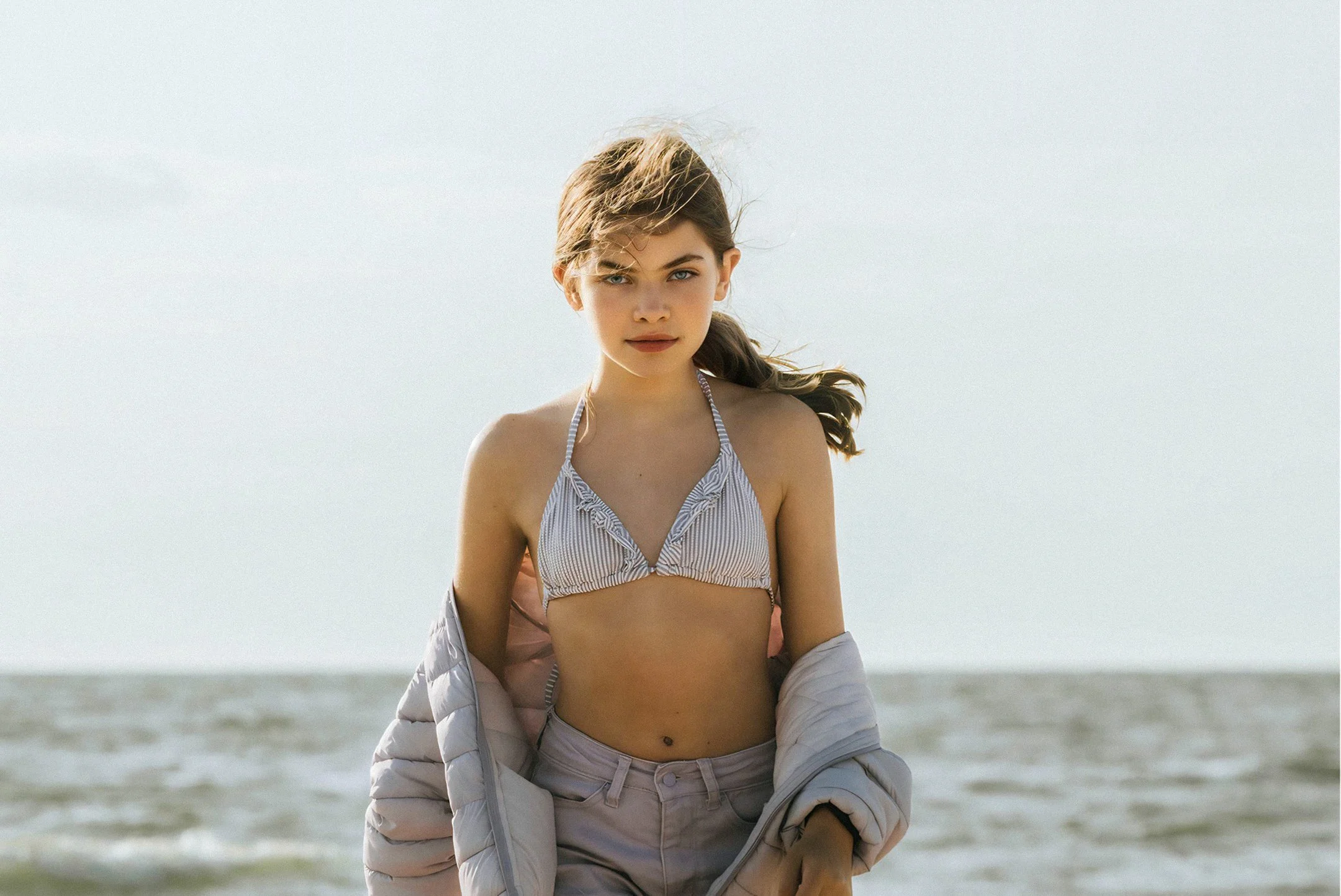 Spontane communiefotografie kind in bosrijke omgeving West-Vlaanderen door janox