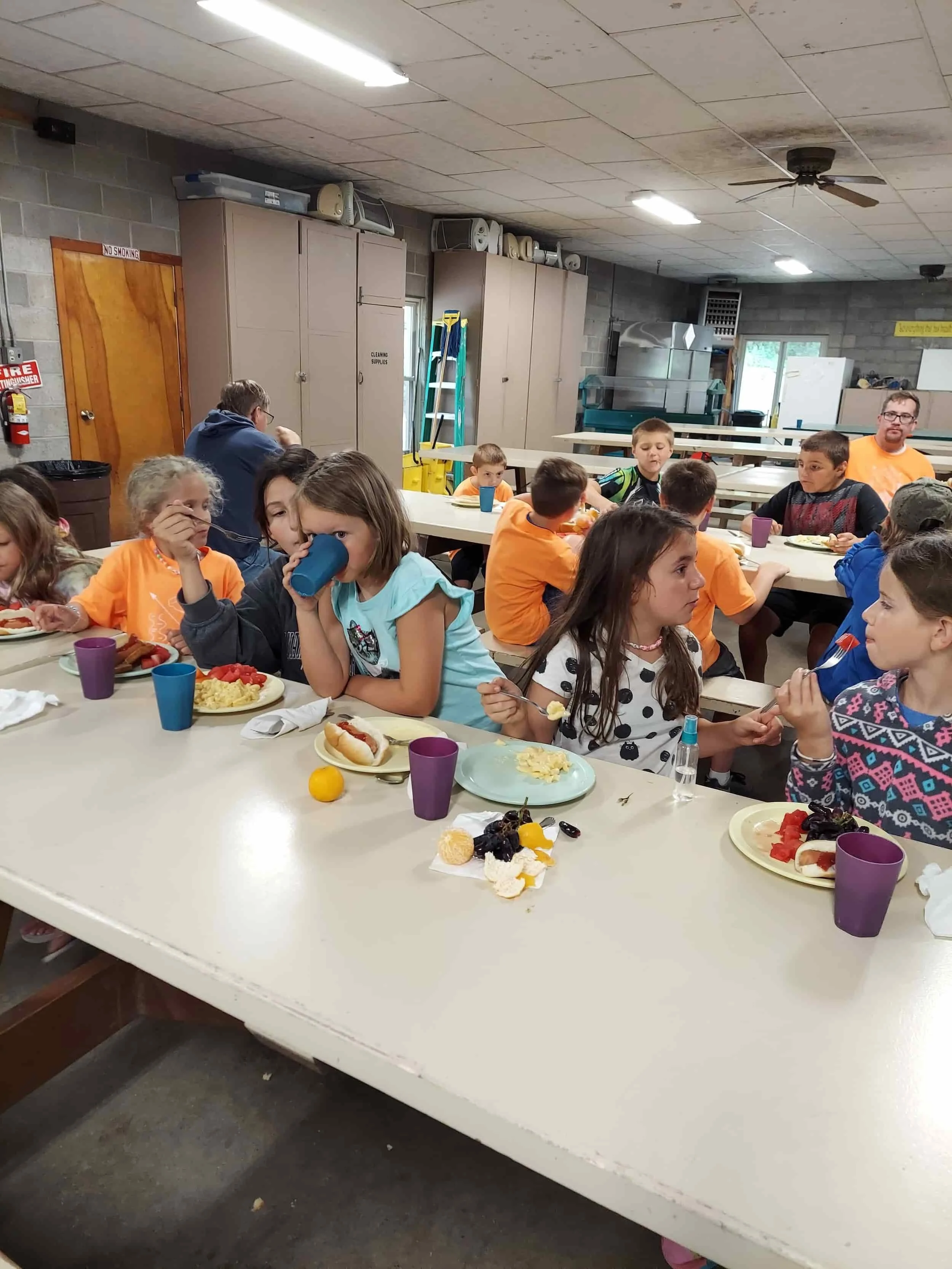 RRBC primary campers eating in the dining hall