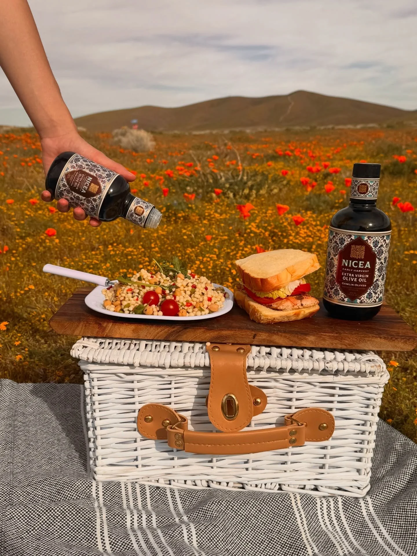Enjoying the California Poppies with Nicea! 🧡🫒
#niceaolives #evoo #turkisholiveoil #nicea #californiapoppies
