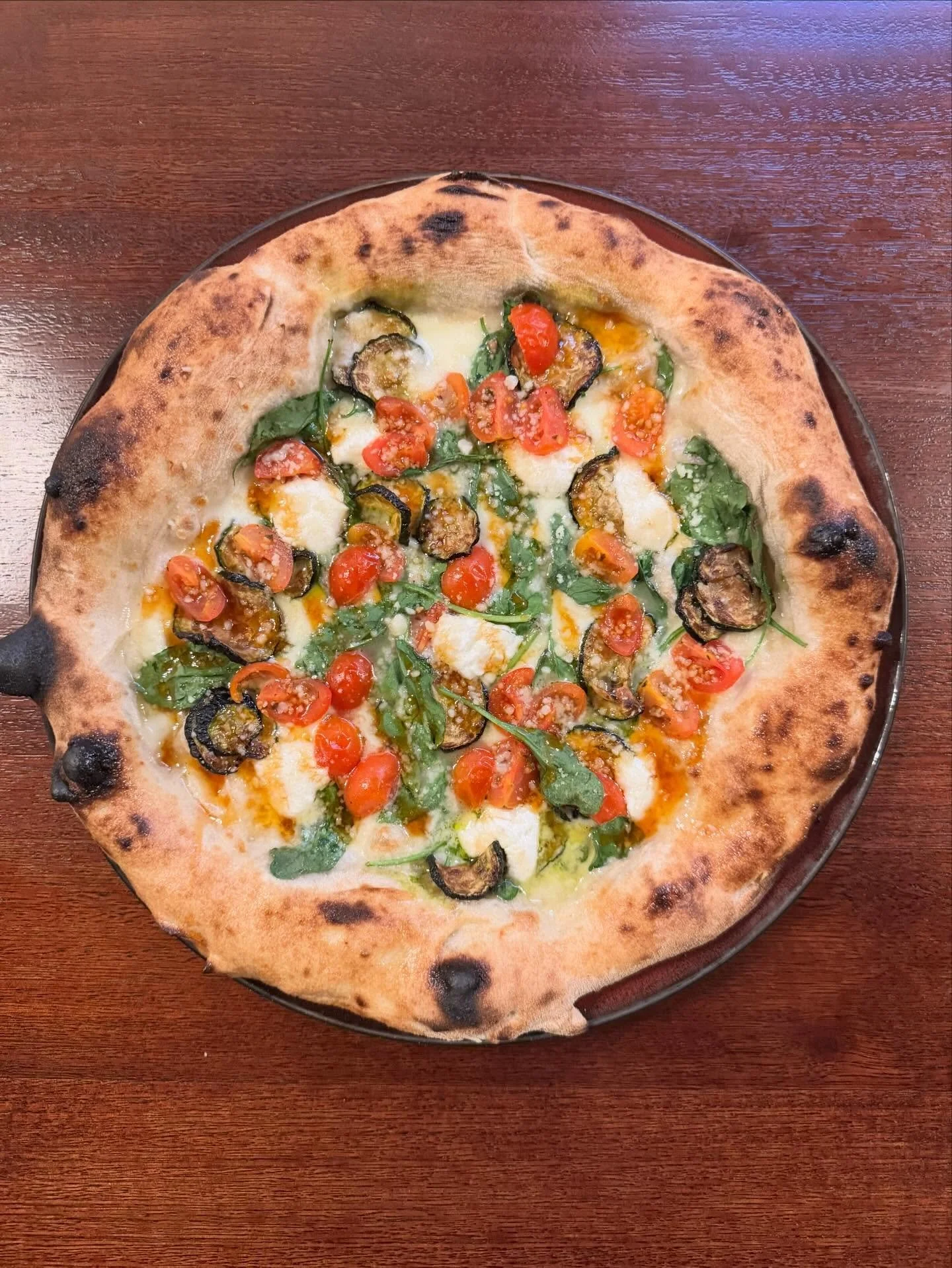 Pizza special &lsquo;CONTADINA&rsquo; 🍕
- tomato sauce
- goat cheese
- fior di latte
- spinach
- cherry tomatoes
- zucchini
- parmesan
- chilli honey