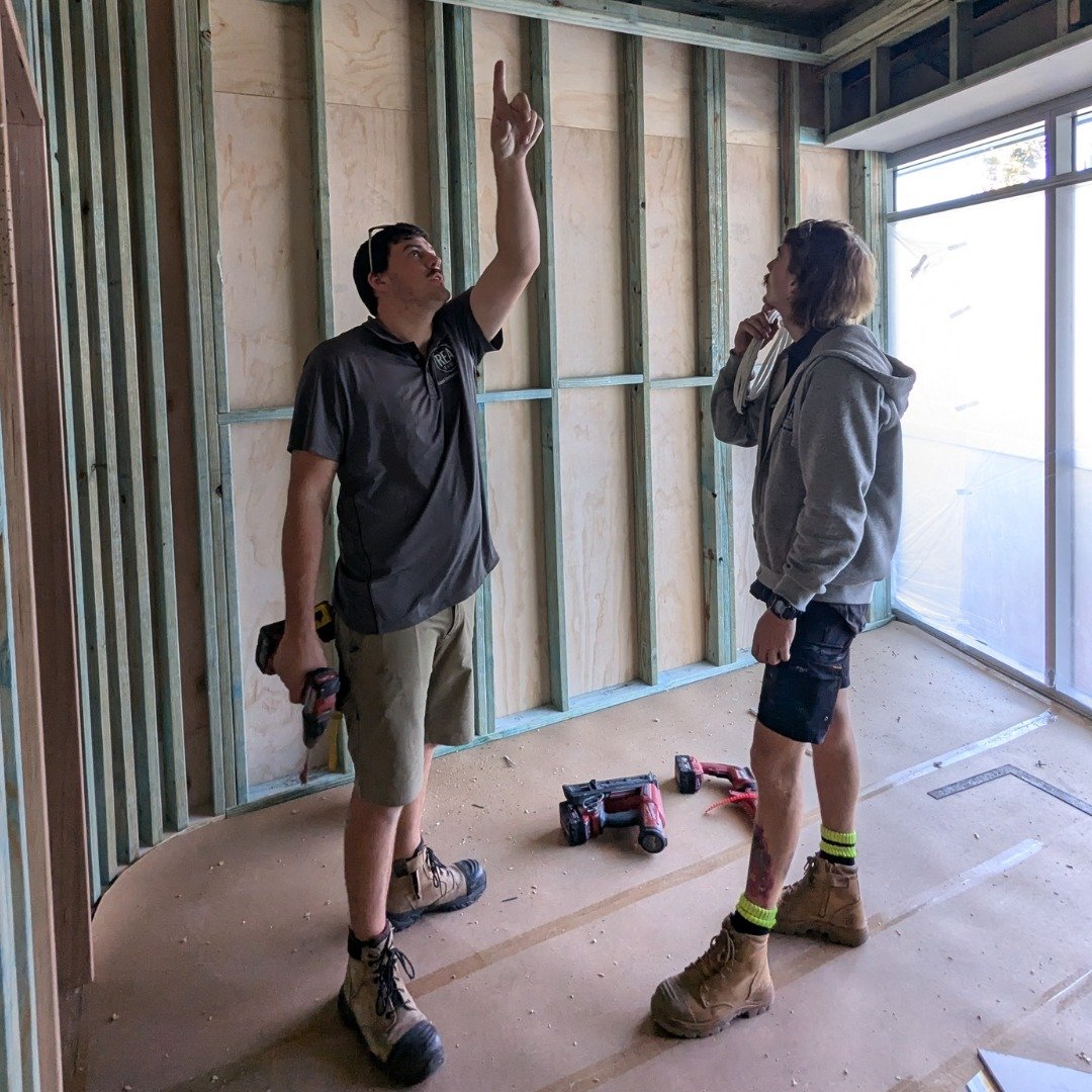 October is Safe Work Month, dedicated to highlighting the importance of workplace safety! At REA, we take pride in making safety our top priority. By staying vigilant and following best practices, we can ensure that every task is completed safely. Le