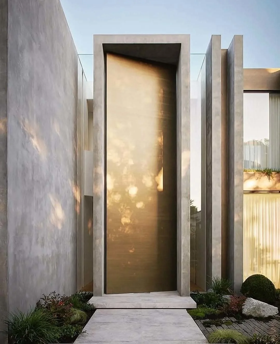 Wall Architects designed Artisan House in Melbourne with one very clear mission: make an entrance so dramatic that visitors need a moment to recover. Mission accomplished with that seven-meter-high pivot door.
This residence manages to pull off the