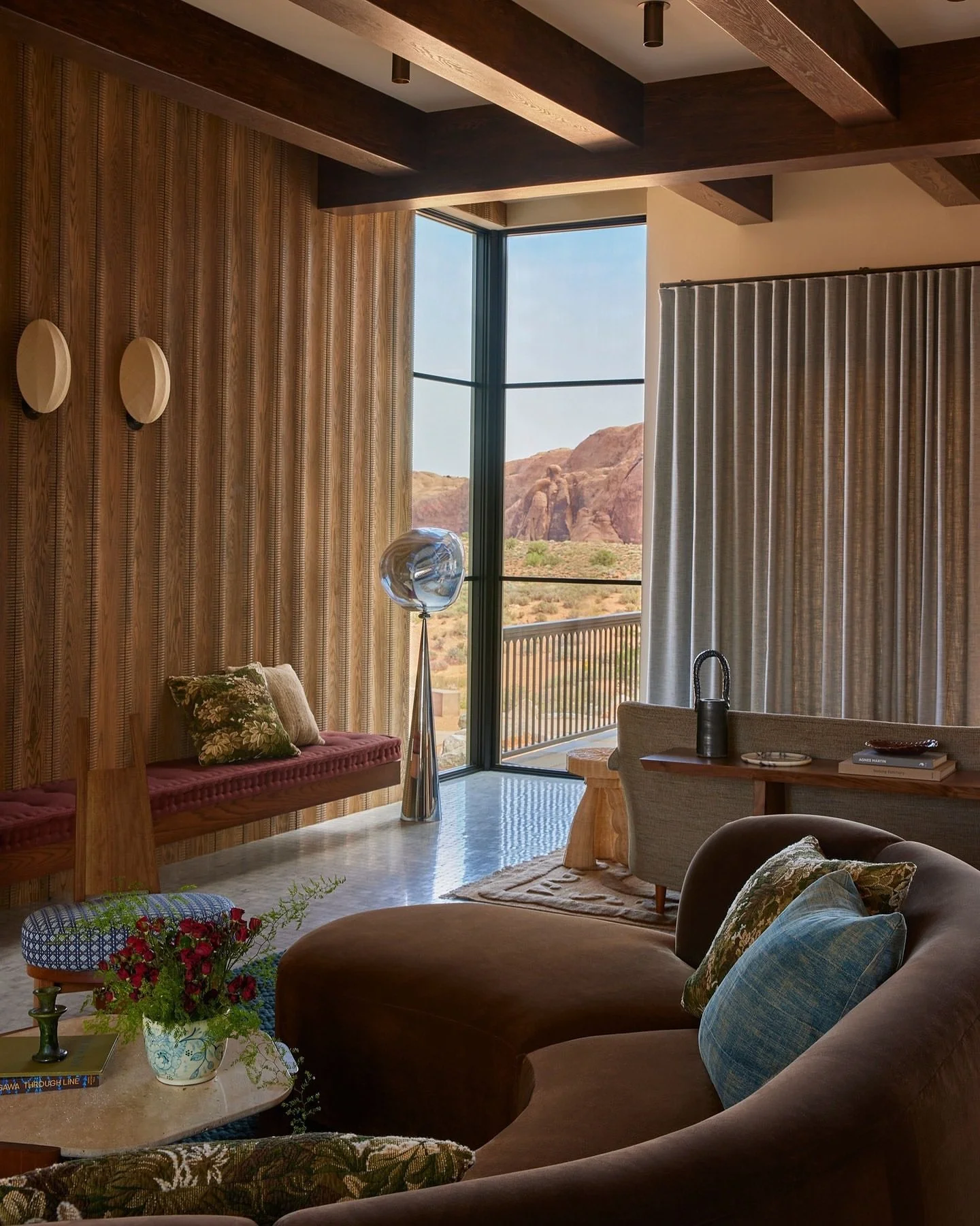 Designing a home for a family of seven in Utah’s Moab desert sounds challenging enough, but then factor in extreme temperature swings, monsoons, and red dust that “finds its way inside with disarming ease.” Susannah Holmberg basical