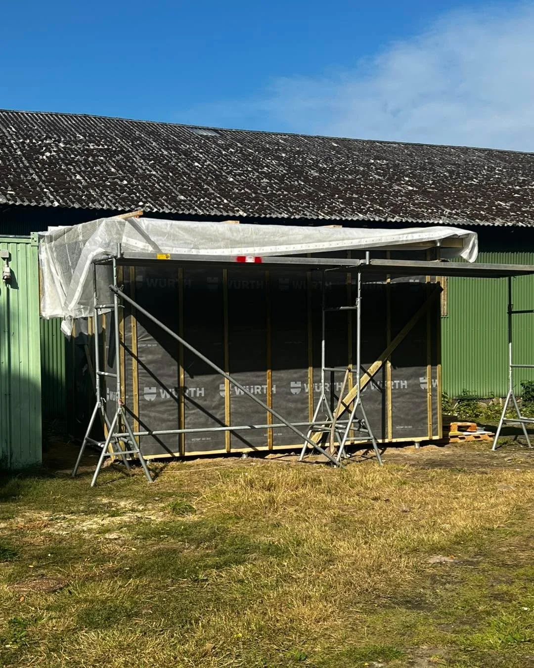 Takket v&aelig;re midler fra LAG LLS&AElig;, Nordea-fondens renoveringspulje og Sams&oslash; Fonden f&aring;r Bisgaard Forte Natursamlingssted og udeskole nu et nyt, mobilt toiletskur. 

Det bygges p&aring; jordskruer for at undg&aring; brug af cemen
