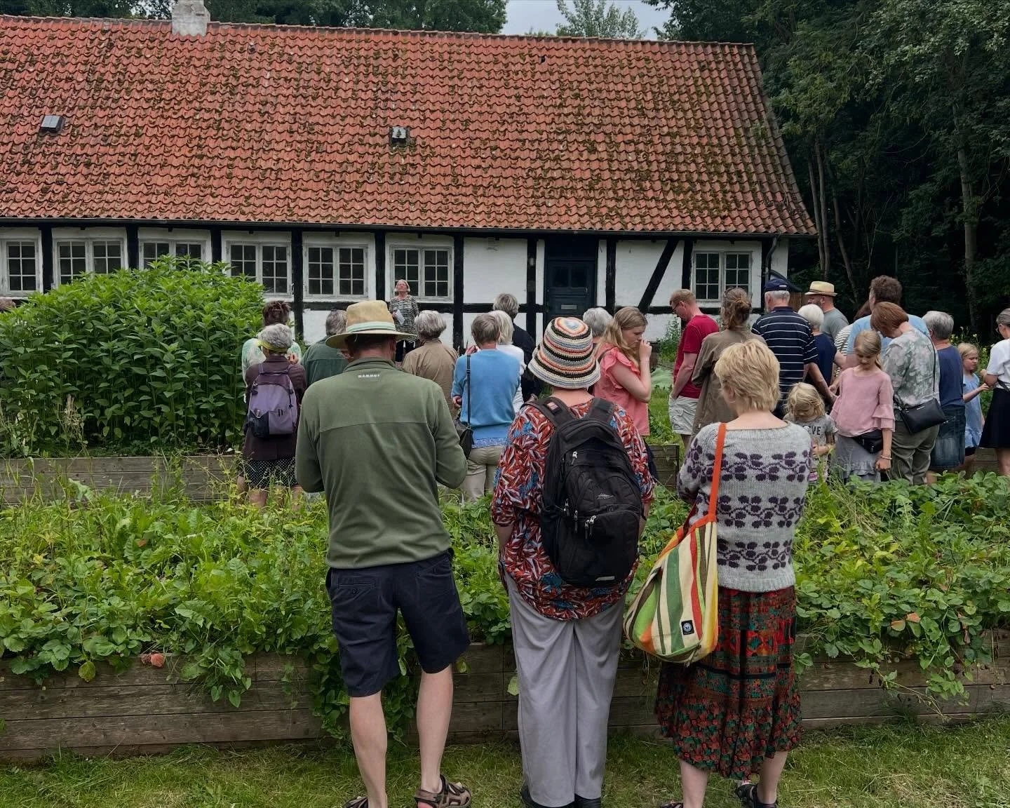 K&aelig;re venner af Bisgaard 🌿 
&ndash; og venner af natur, b&oslash;rn og Sams&oslash;

Vi har taget et vigtigt skridt mod at give det gamle stuehus nyt liv som et varmt og levende l&aelig;rings- og f&aelig;lleshus 🤎

Nu har vi brug for jer.
Vi s