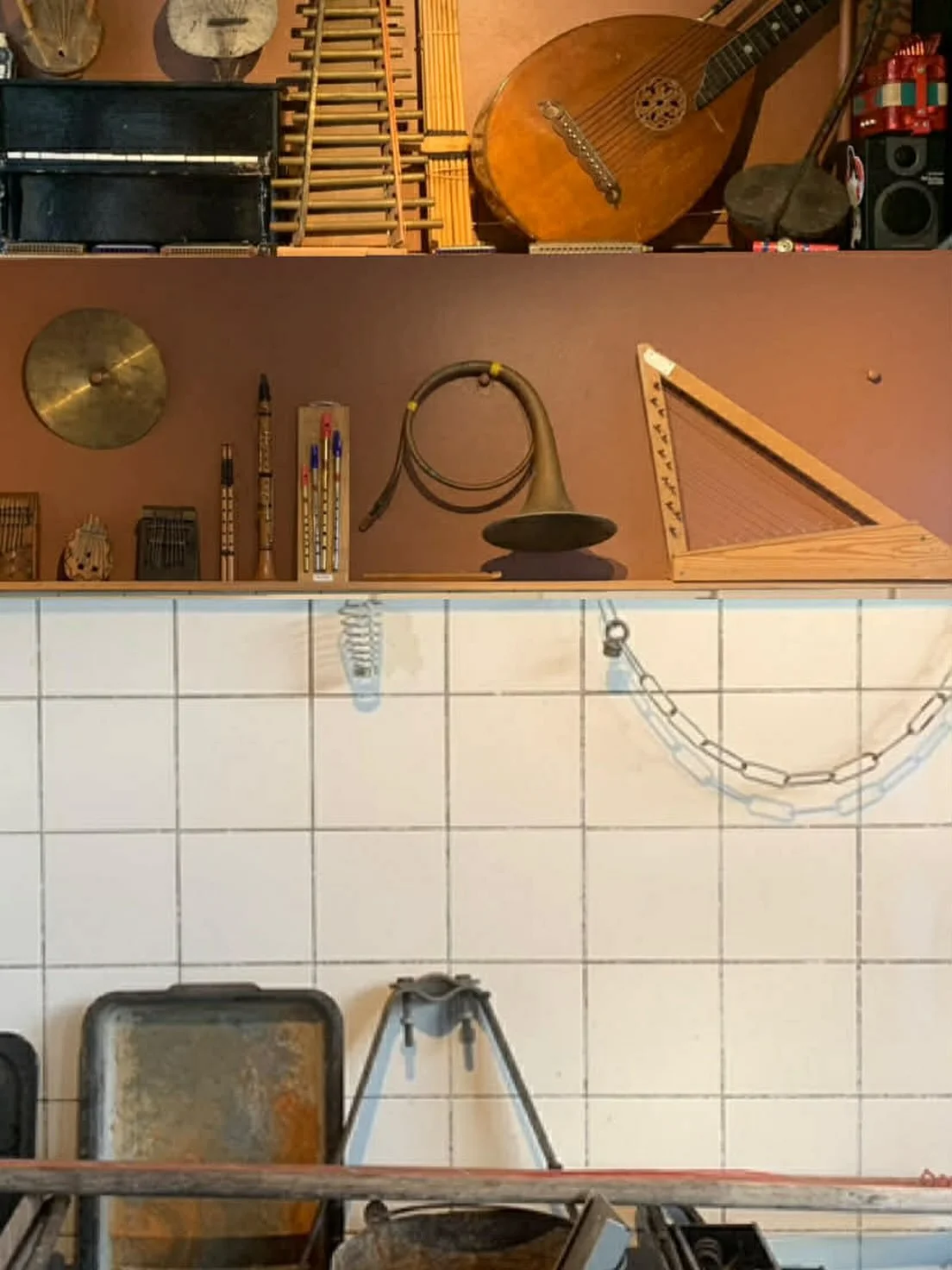 Historiske Dage - Bisgaard i 1800-tallet d. 18/4 kl. 10-16. 
# Skab dit eget musikinstrument 🪉🪇 

Vi gl&aelig;der os til at byde Brian Marx Gibson velkommen og til at I, i hans selskab, kan slippe jeres indre opfinder l&oslash;s og skabe et musikin