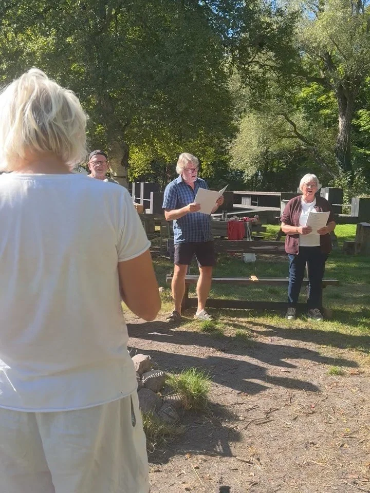 🎶 Syng i Vilden Sky 🎶

Der er noget s&aelig;rligt ved at synge sammen.
En time, hvor vi l&aelig;gger hverdagens g&oslash;rem&aring;l fra os, tr&aelig;kker vejret lidt dybere og lader stemmerne m&oslash;des. Nogle synger h&oslash;jt, andre nynner me
