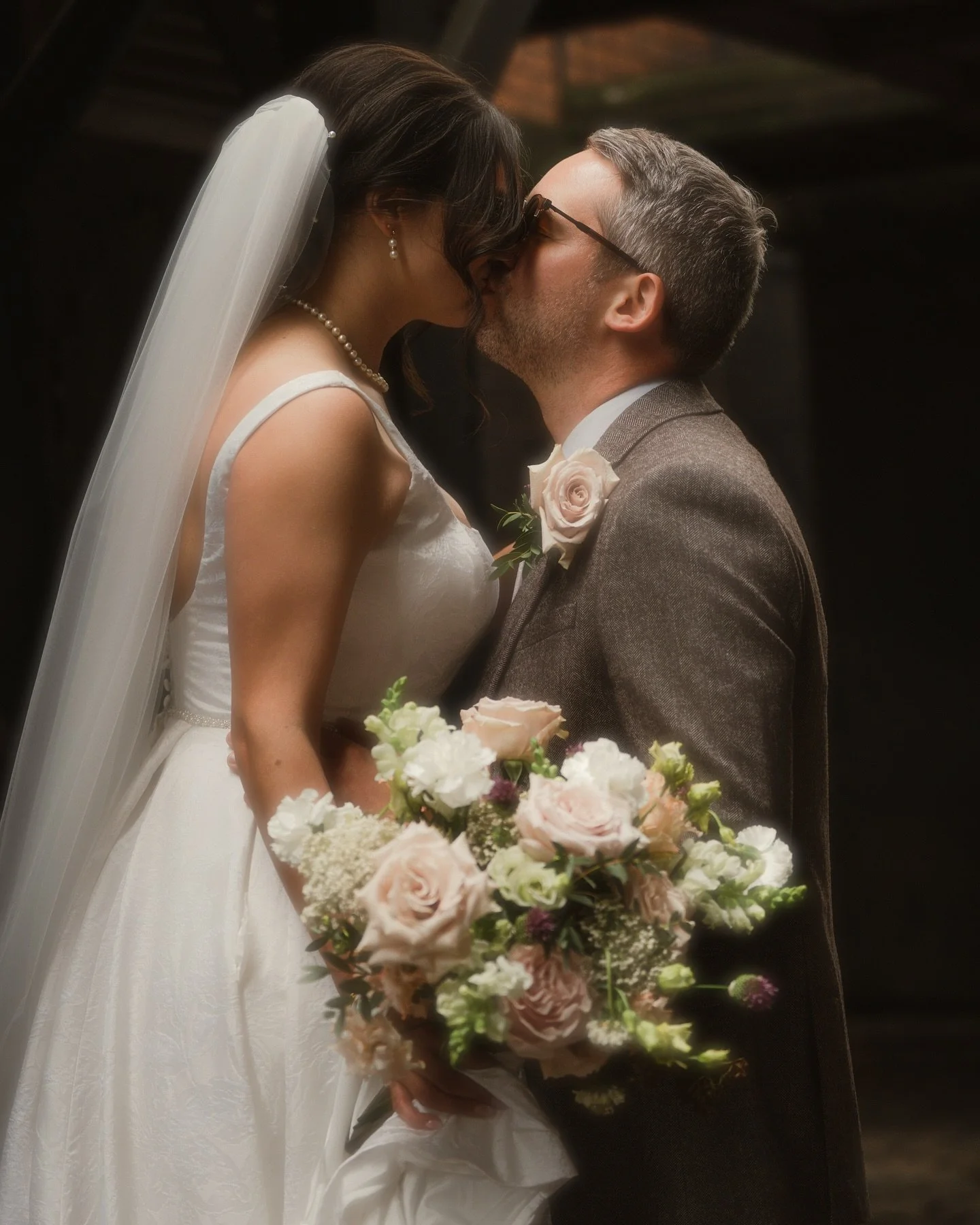 Gosh a city wedding is an absolute joy for photos!