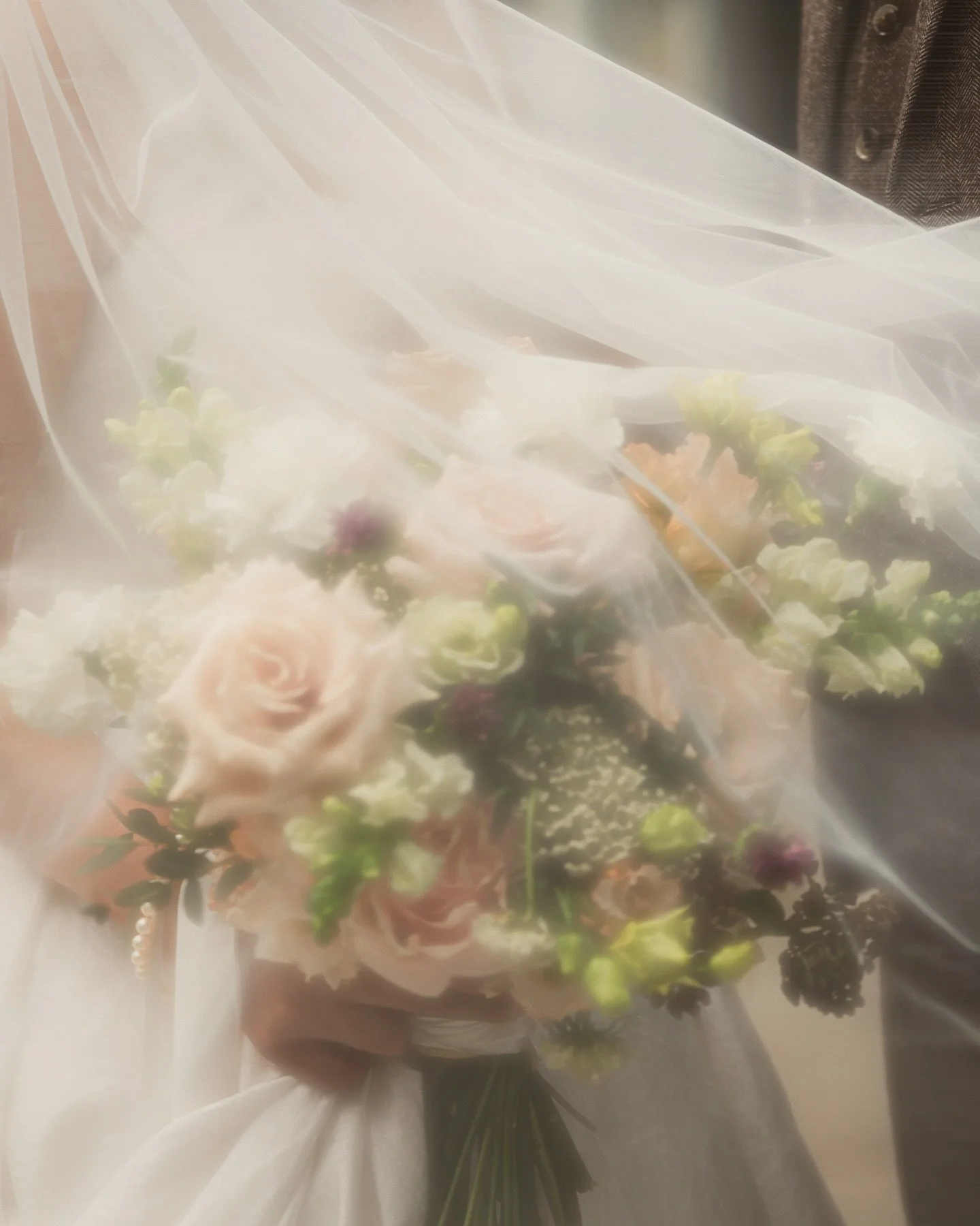 Gosh a city wedding is an absolute joy for photos!
