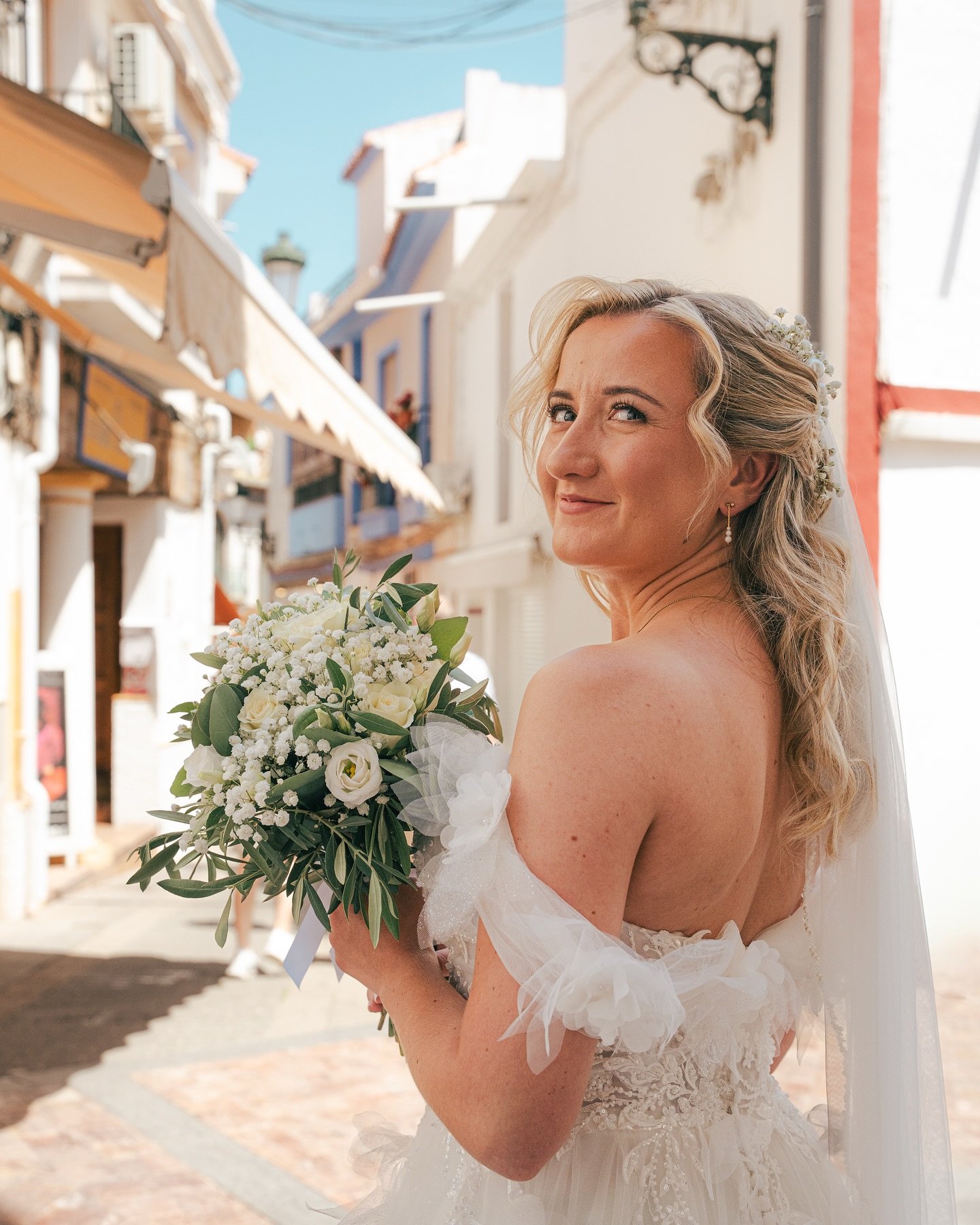 My friend got married 🎉👰
Wedding planner - @ever.after.eventz 
Makeup - @jc.makeupartist.nerja 
Hair - @tamarafrancohb 
Illustrations - @storyline_illustrations 
Content creator - @qpcreators