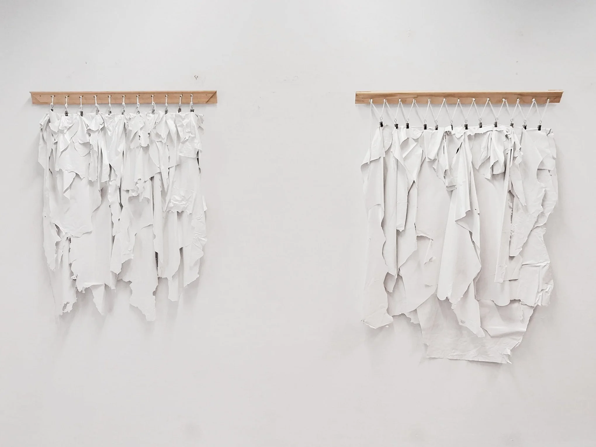 Deux compositions picturales, 2025. Peintures acryliques sans support, bois, cordelettes et pinces. 