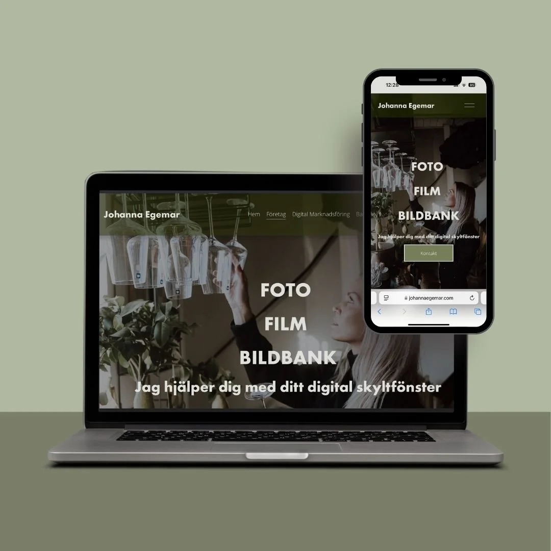 Skärm och mobilskärm som visar en webbplats för fotografen Johanna Egemar med texter om foto, film och bildbank, på en ljus grön bakgrund.