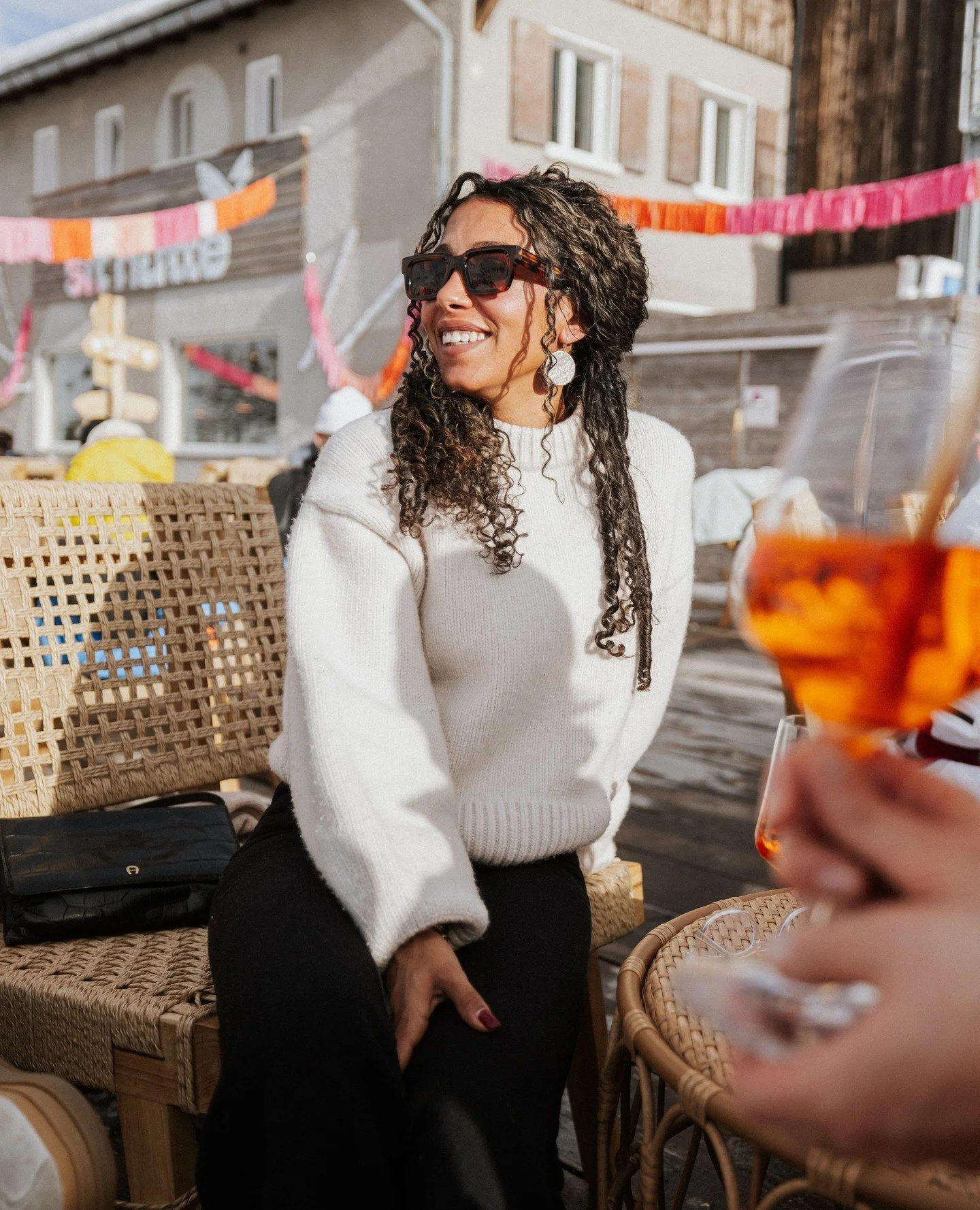 Howdy Mäuse!
Ich weiss, ihr schlürft gerade noch Caipirinhas unter Kokospalmen und malt eure Namen mit den Zehen in den Sand 🌴.
Doch stellt euch vor: das Aros’sche Bergpanorama, gehüllt in schneeweisses, glitzerndes Puder,