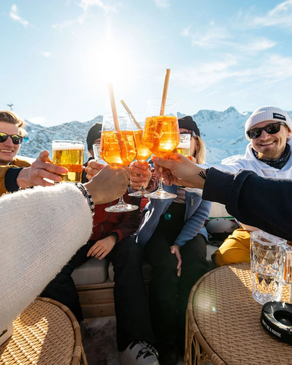 ✨ «Nothing gold can stay» ✨
Unsere allererste Saison in der sit hütte war ein wilder Ritt aus Sonnenschein, Schneegestöber, Spontan-Partys, Glitzer-Stürmen, Küchentauber und ganz viel Magie in den Bergen.
Aber be