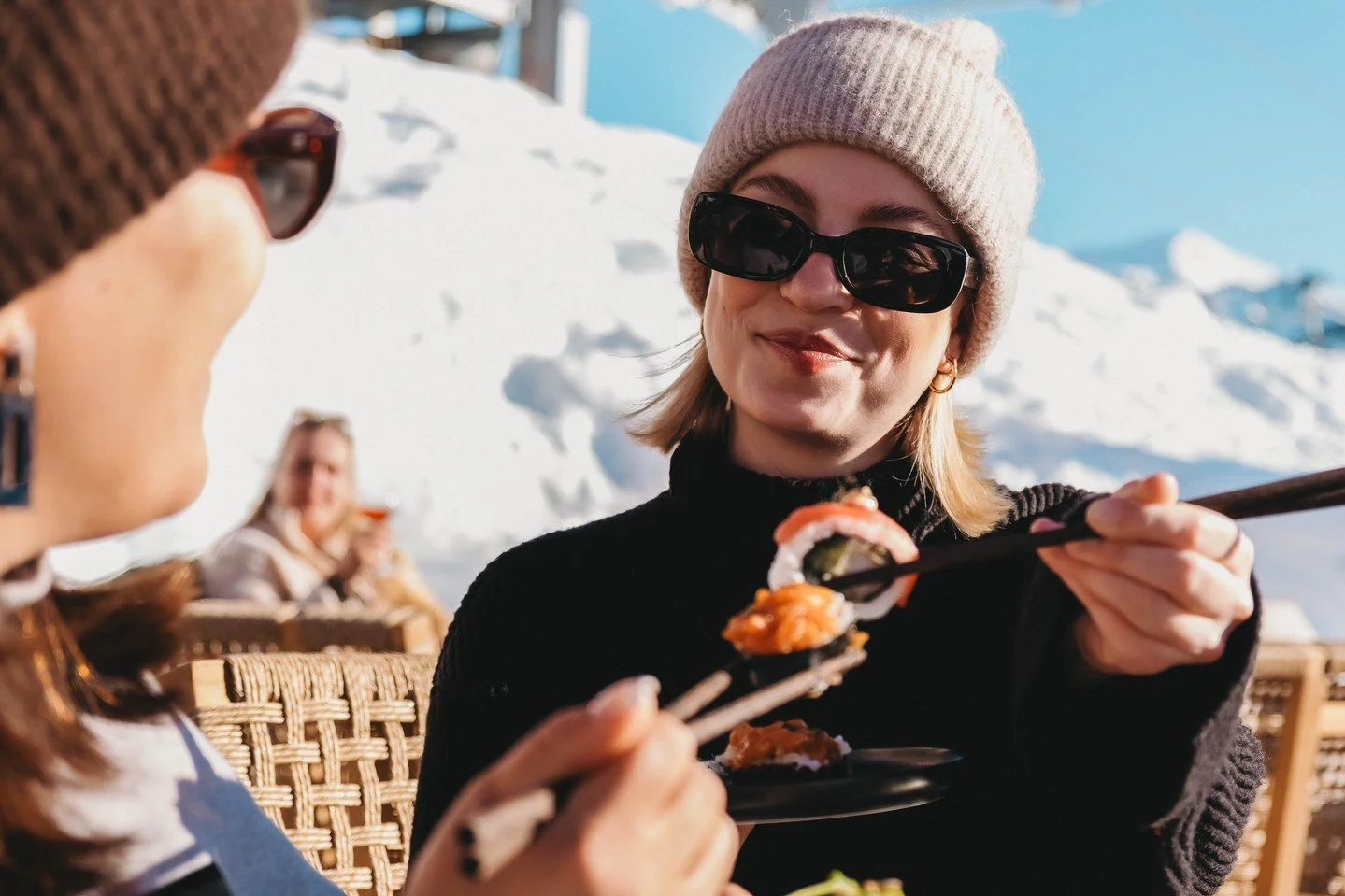 Snowboard-Sushi meets Soul-Sound 🍣✨️
Morgen servieren wir zum letzten Mal unsere heissgeliebte Sushiplatte auf Mini-Snowboards – ein Happening für Gaumen und Augen.
Und als ob das nicht genug wäre, haut euch @henrikbelden live se