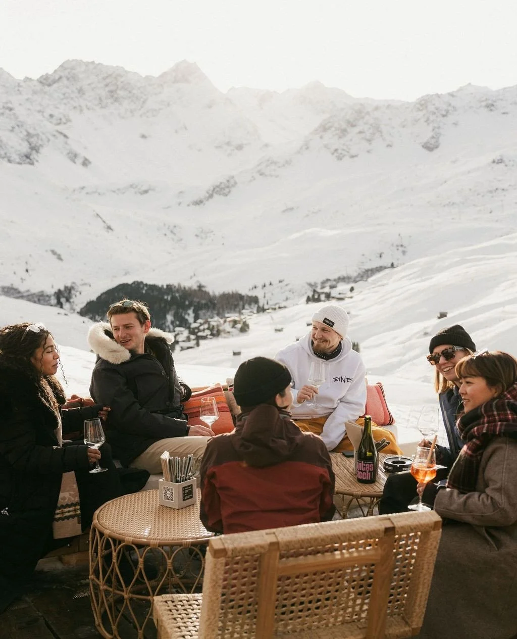 Schon dieses Wochenende startet das Skigebiet Arosa Lenzerheide mit ihrem Betrieb 🚠❄️ &ndash; whoop whoop!⁠
⁠
Noch 13 Tage, dann sind auch die wunderbaren Terrassenvibes in der sit h&uuml;tte wieder da.⁠
⁠
Wir z&auml;hlen mit euch runter&hellip; ✨⁠
