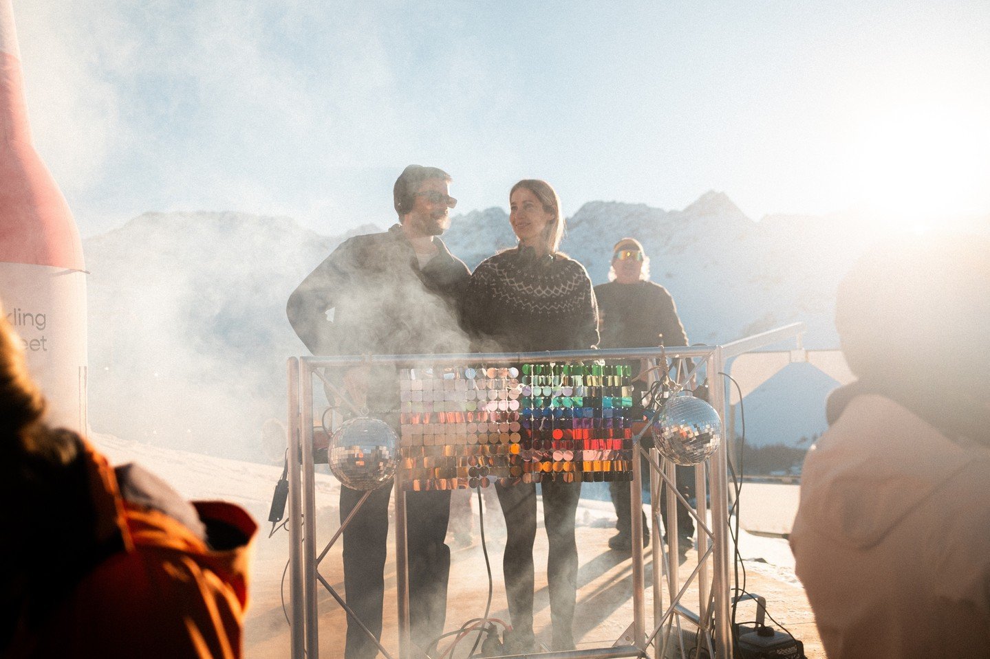 Letzten Samstag hat die sit h&uuml;tte gebrannt &amp; geraucht.⁠
Nicht wegen Feuer &ndash; sondern wegen ultraguten Vibes ❤️&zwj;🔥🔥.⁠
⁠
Die A&rsquo;Gin Release Party war laut, sonnig, wild und wundersch&ouml;n.⁠
Grossartige Menschen, fette Beats, G