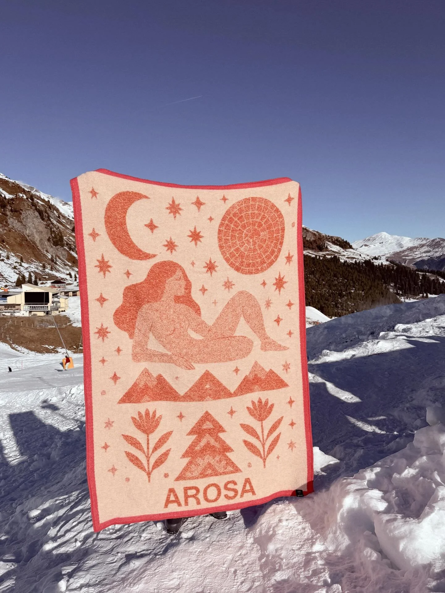 M&auml;use 🌞💛

Habt ihr gewusst, dass man unsere wundersch&ouml;nen Wolldecken &ndash; designt von @solyluna.artstudio und produziert von @zigzagzurich &ndash; auch kaufen kann? 😍

Aktuell findet ihr sie direkt bei uns in der verr&uuml;cktesten H&