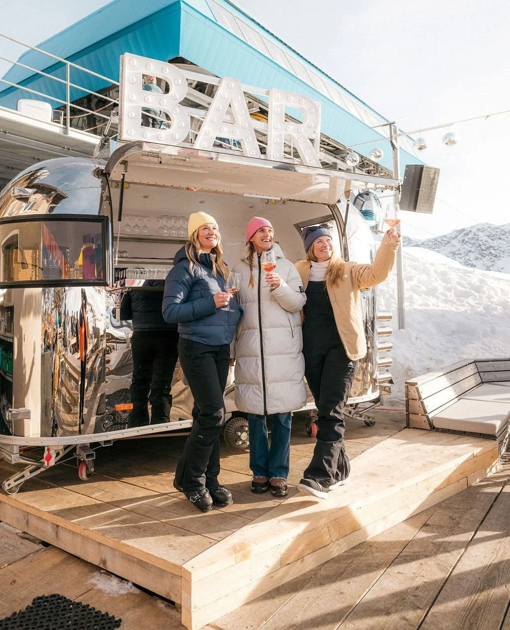 Unsere neue Aussenbar &ndash; aka unser Airstream &ndash; bringt Drinks, Glow und ein kleines bisschen Retro-Charme nach draussen 🪩💿✨⁠
⁠
Bestellen, verweilen, den Moment festhalten.⁠
So f&uuml;hlt sich Wintermagic in der sit h&uuml;tte an ❄️🏔️⁠
⁠
