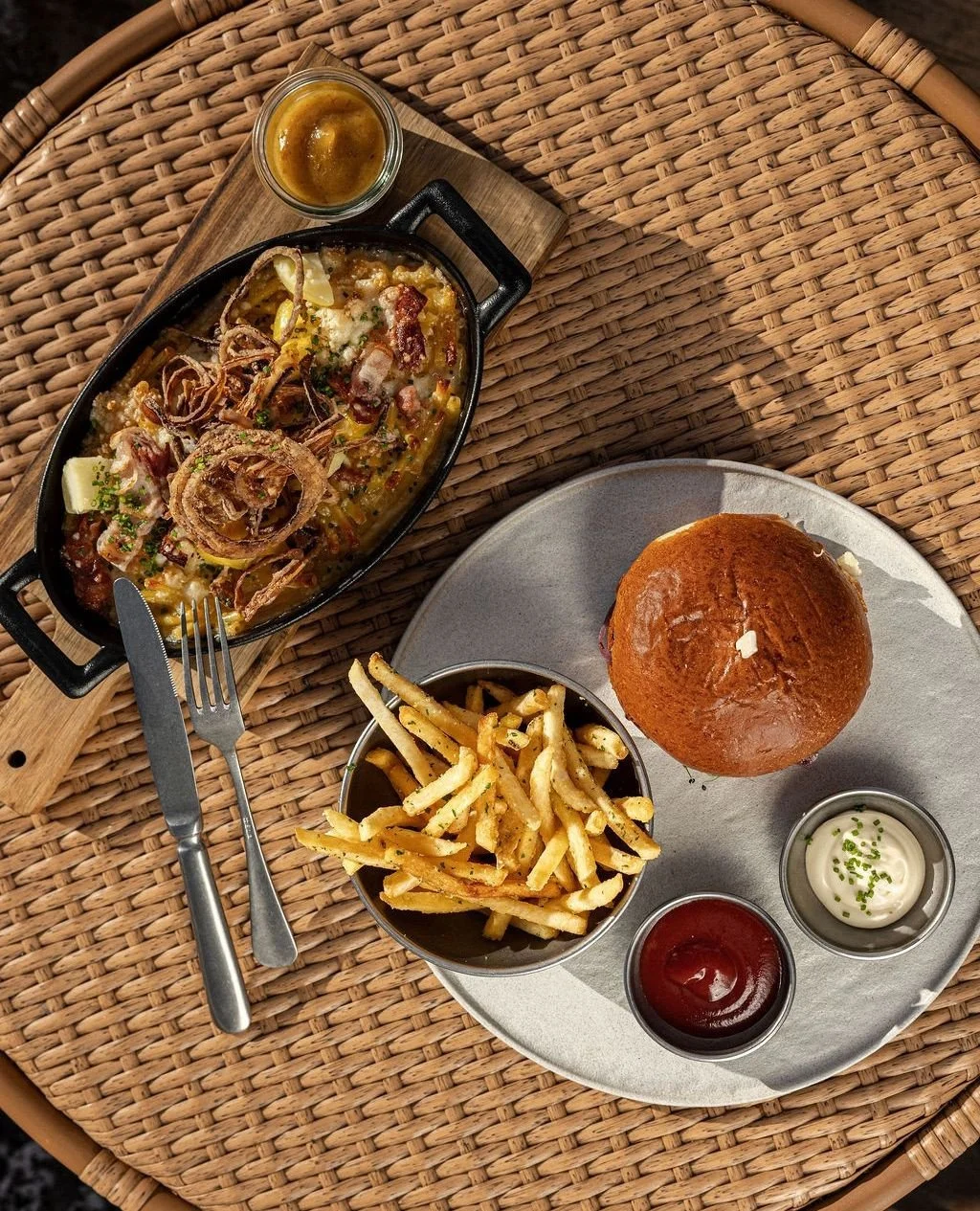 Good food.⁠
Good view.⁠
Good mood.⁠
sit h&uuml;tte 🤍⁠
⁠
👉 Tagge dein Lunch-Date 😏✨⁠
⁠
⁠
📷️: @tomm_gadient