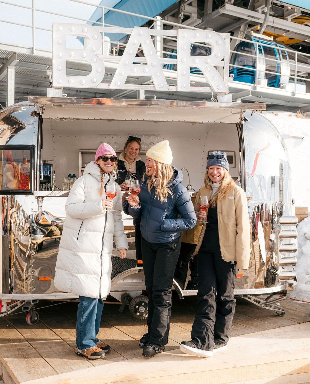 Andere haben eine Bar.⁠
Wir haben einen Airstream 🪩🤍✨⁠
⁠
Boho-Skih&uuml;tte.⁠
But make it shiny and unforgettable.⁠
⁠
⁠
⁠
📷️ @tomm_gadient